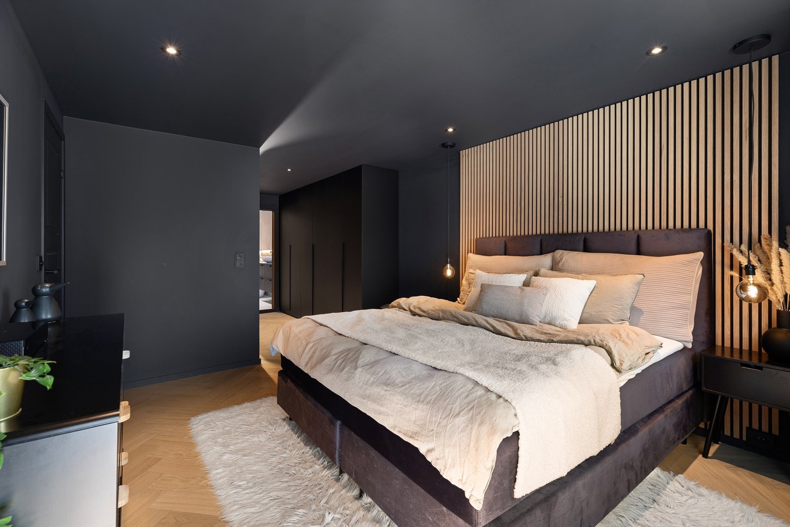 Hovedsoverommet har flott belysning og bærer et eksklusivt preg Galleribilde