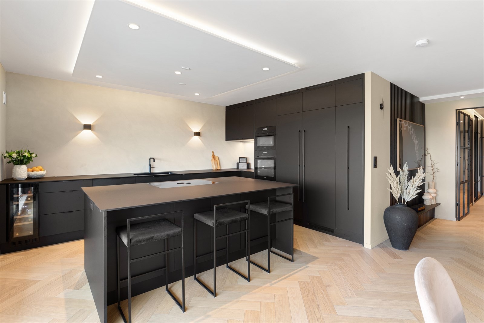 Kjøkkenet har 2 integrerte ovner hvor en også fungerer som en mikrobølgeovn Galleribilde