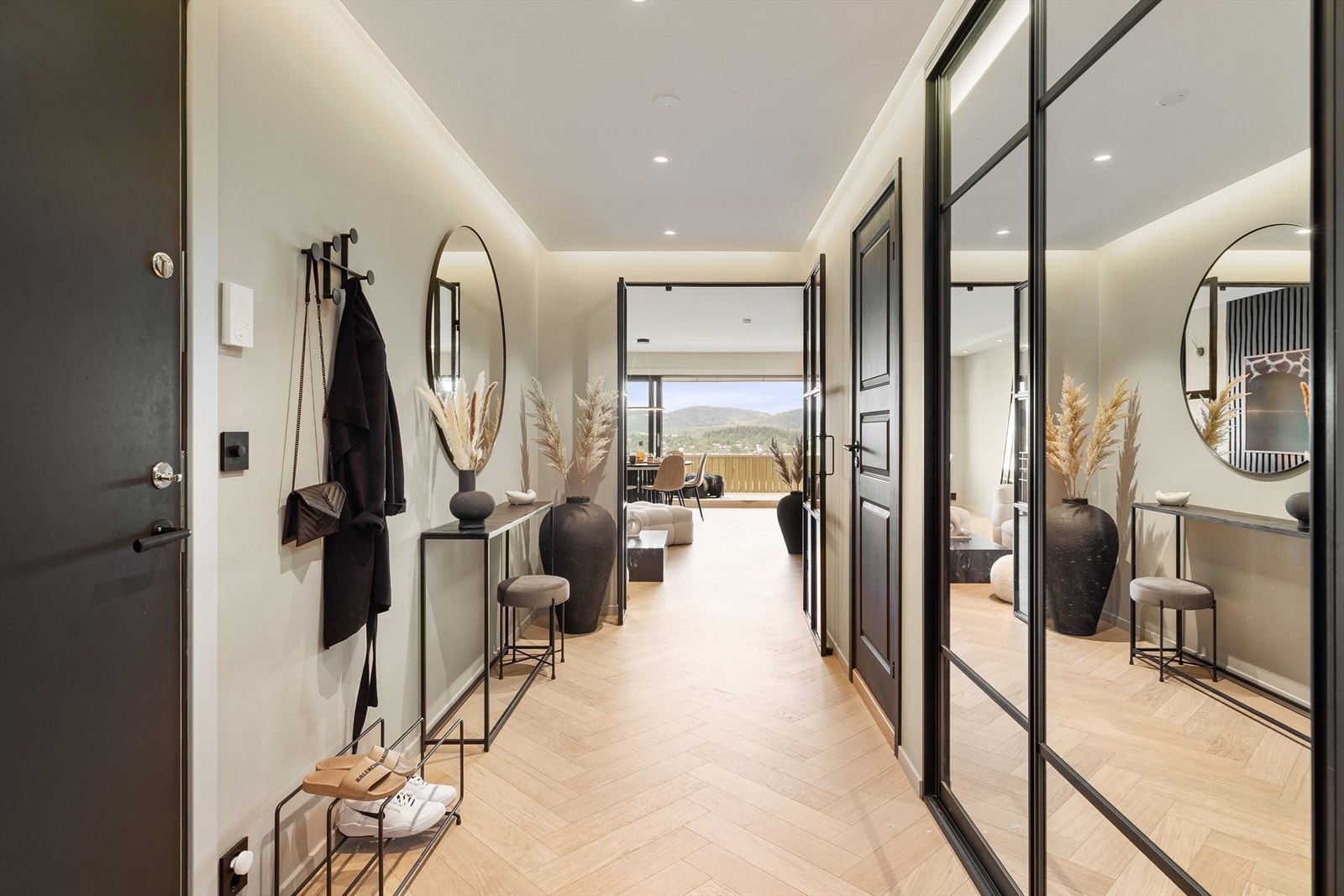 En rålekker 4-roms selveierleilighet, pusset opp i 2022 med fiskebensparkett og smarte løsninger. Boligen er beliggende i attraktive omgivelser i Ullernåsen Galleribilde