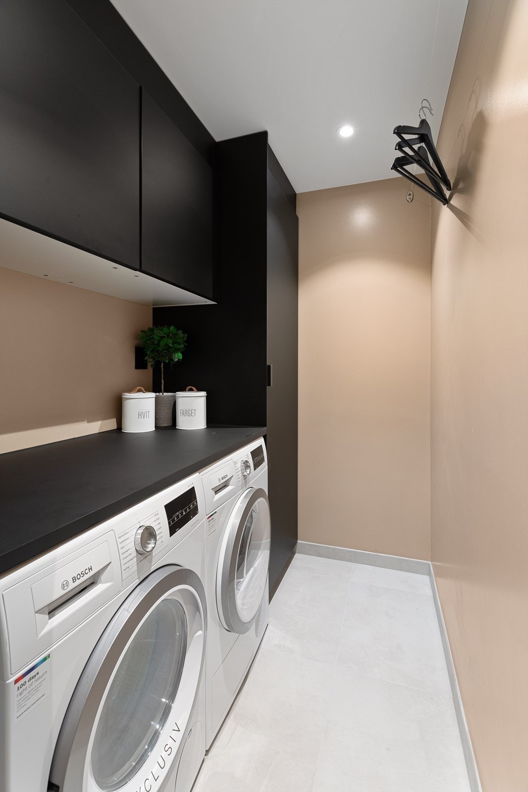 Fra badet er det tilgang til et lekkert og praktisk vaskerom Galleribilde