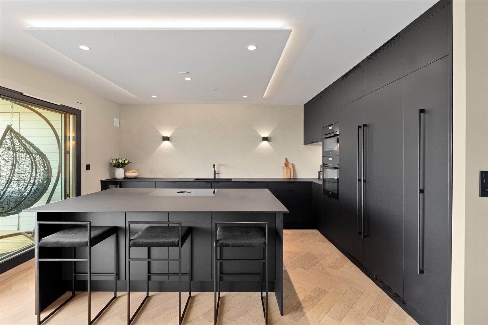 Påkostet møbelsnekret kjøkken med underlimt vask og nedfelt platetopp av merket Bora Pure med integrert kullfilterventilator Galleribilde