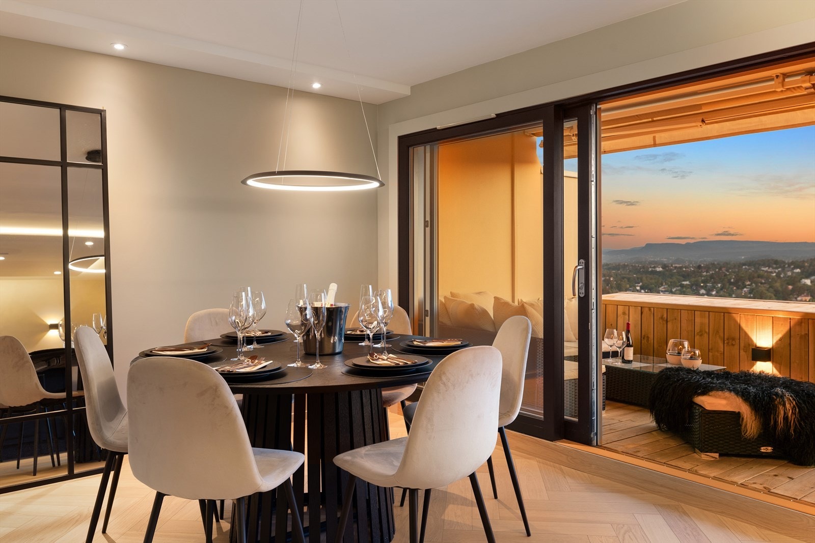 Nyt solnedgangen fra stuen og terrassen Galleribilde