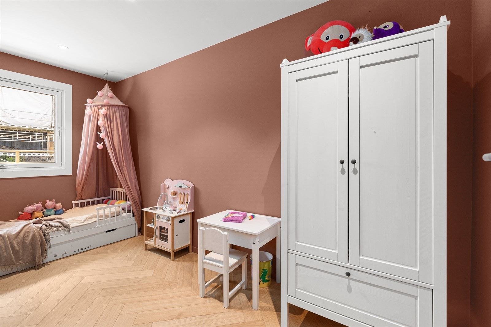 Soverom II har god plass til soveromsinventar og garderobskap Galleribilde