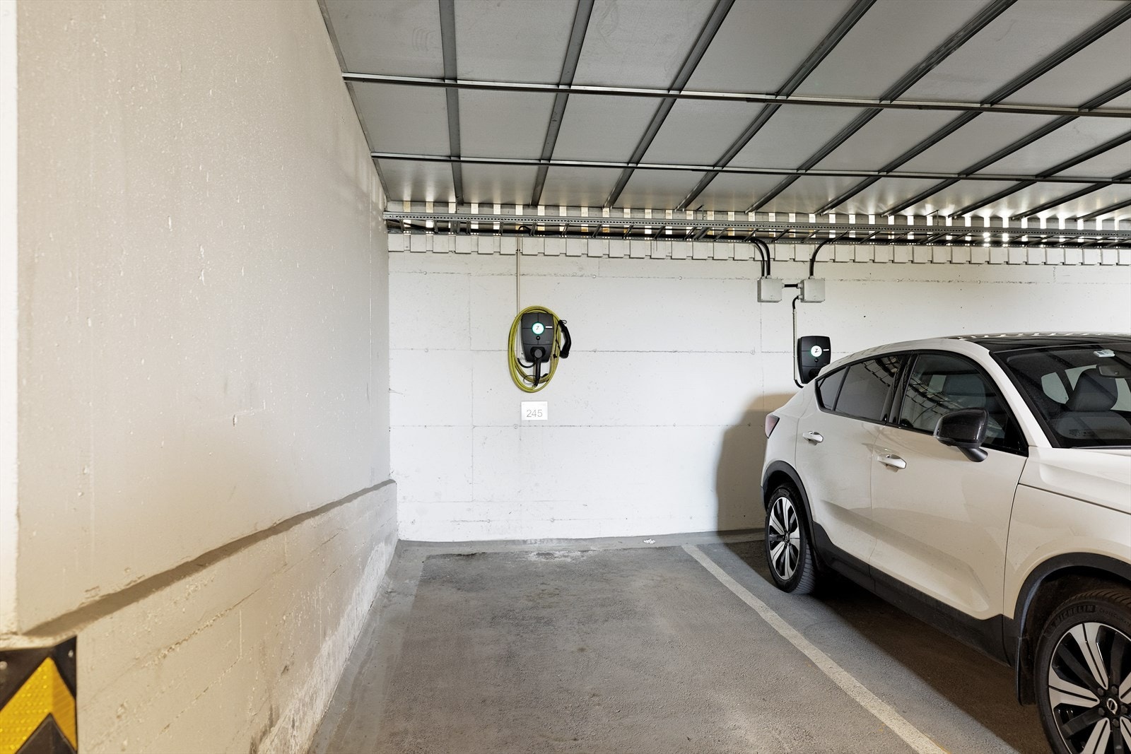 Med boligen følger garasjeplass med elbillader Galleribilde