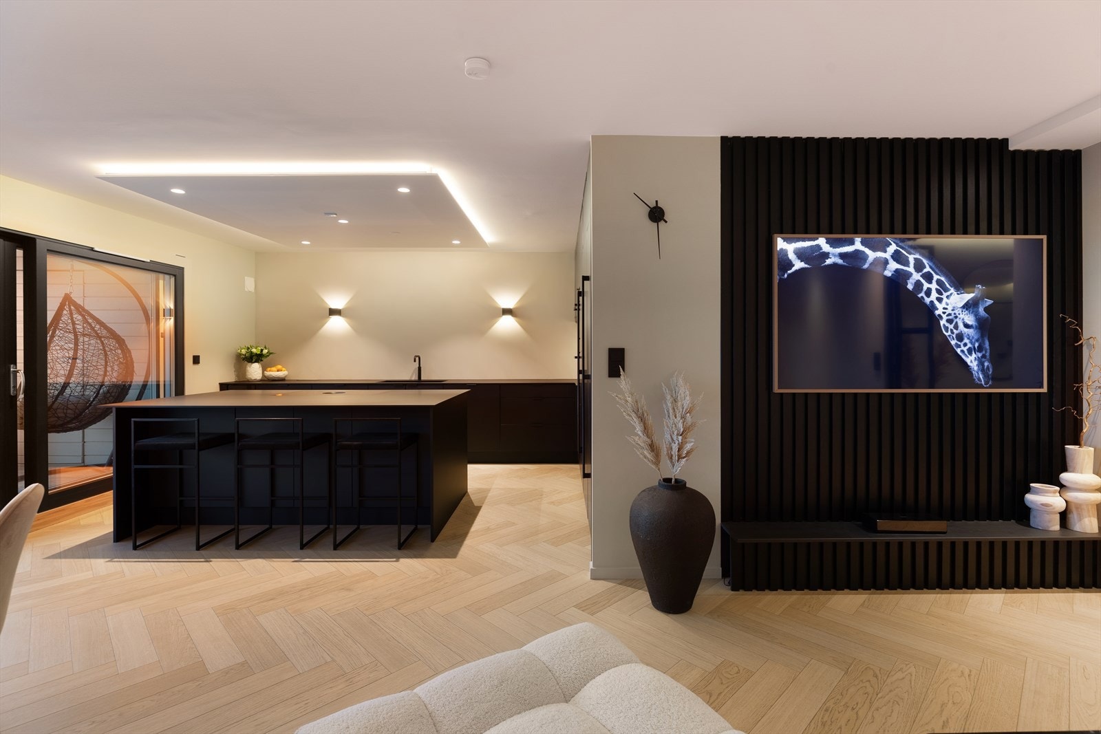 Kjøkkenet er praktisk plassert i stuens ene avdeling Galleribilde