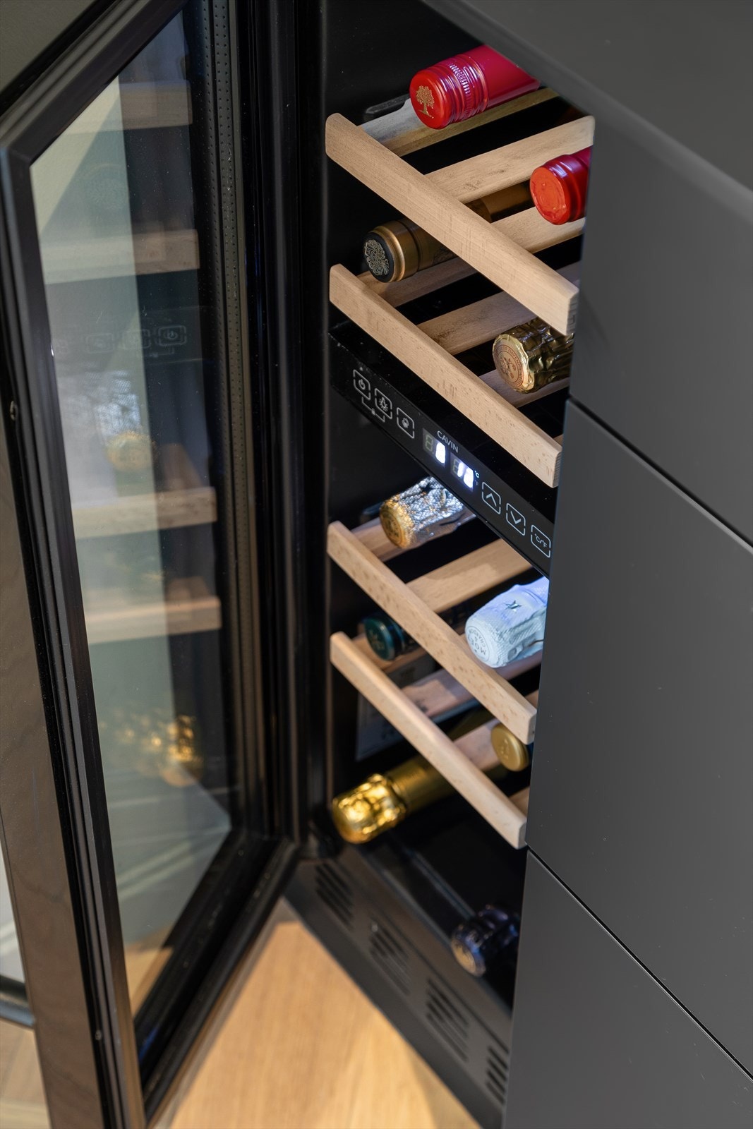 Integrert vinskap på kjøkkenet Galleribilde