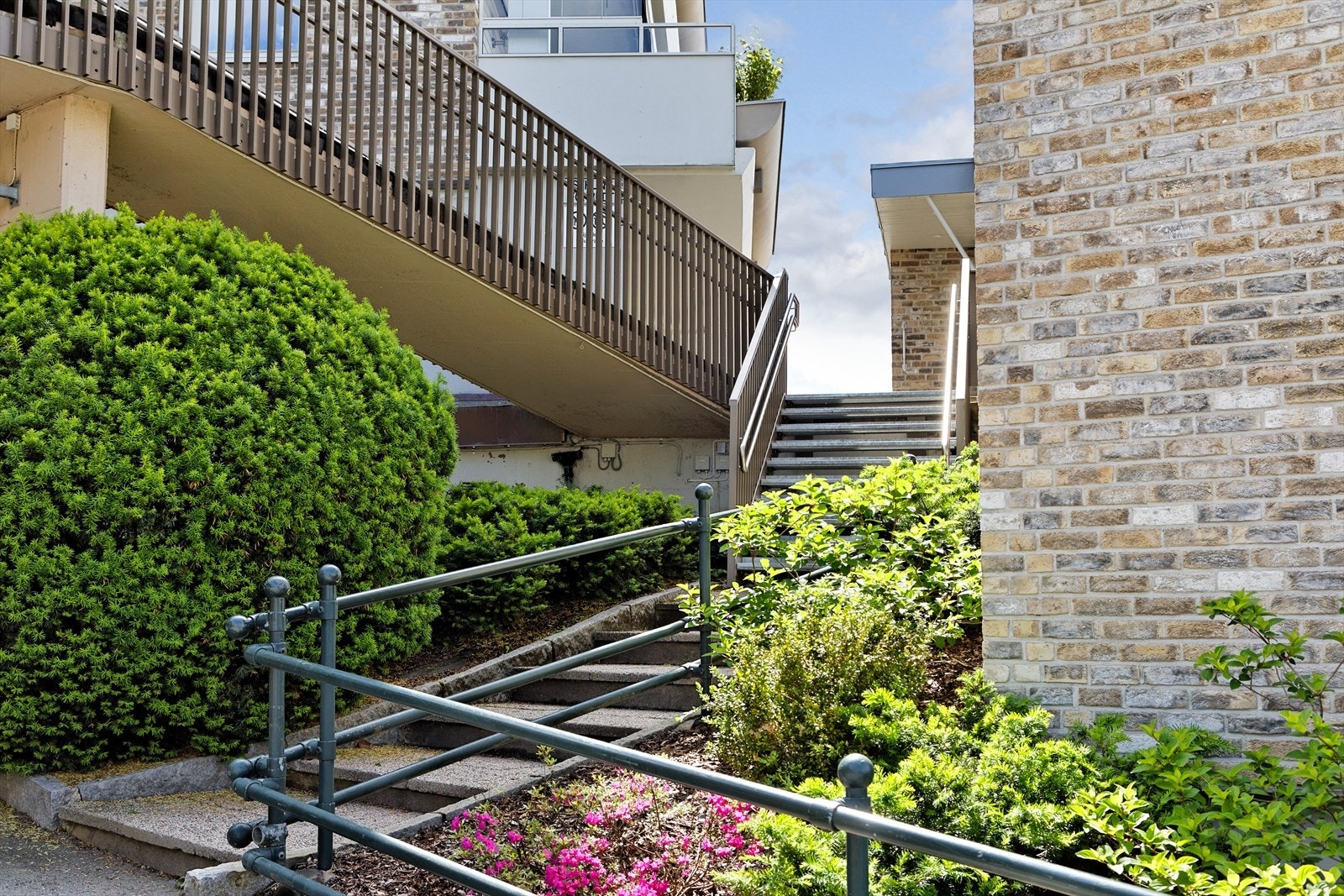 Hyggelig trappeadkomst opp til leilighetsbygget Galleribilde