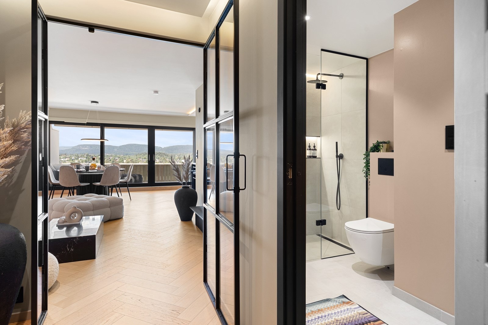 I entréen er det tilgang til boligens bad og vaskerom Galleribilde