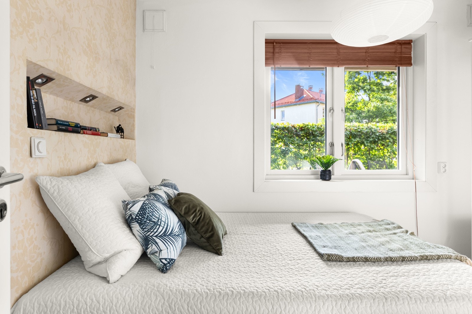 God plass til seng, nattbord og oppbevaringsmøblement. Galleribilde