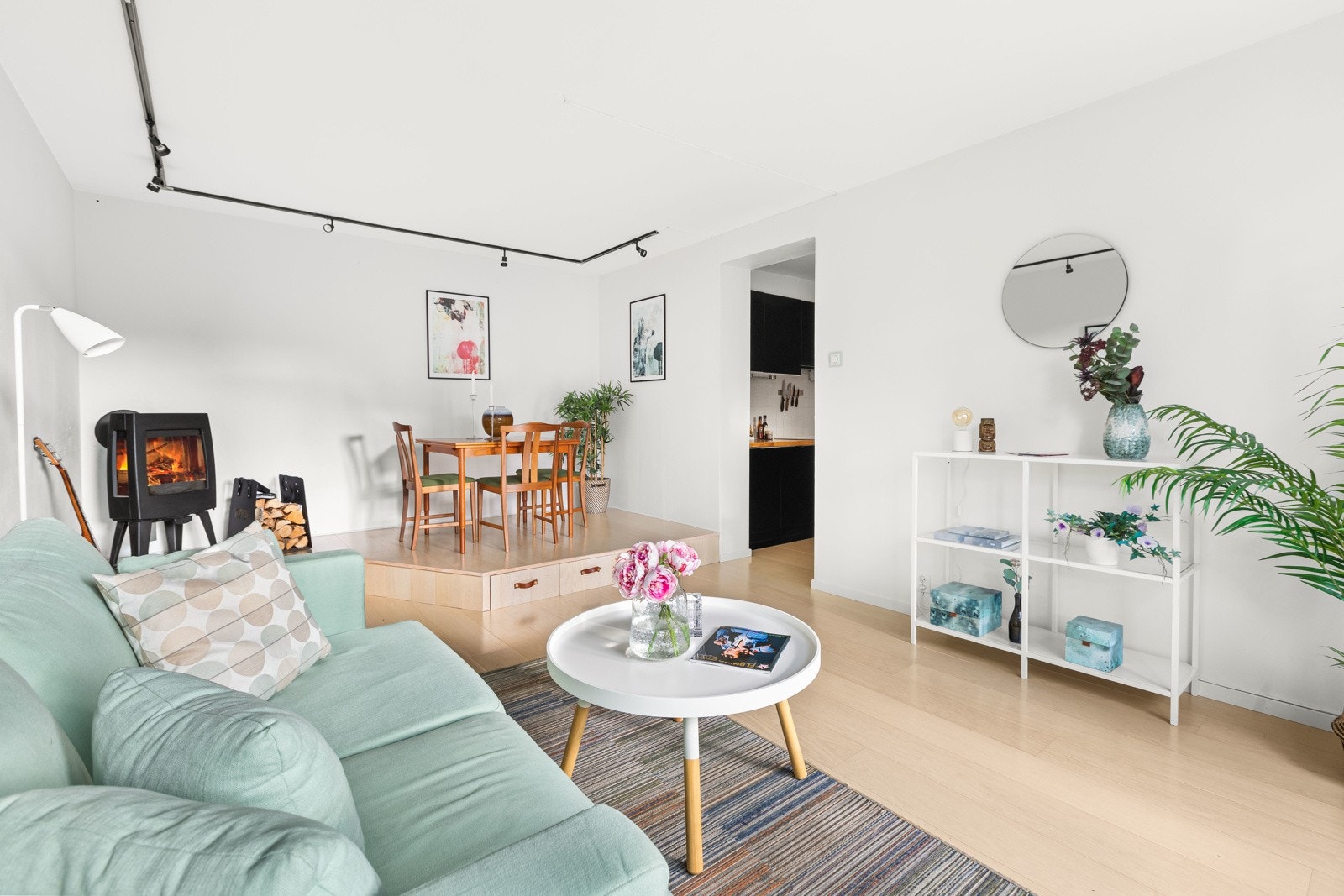 Stuen er av god størresle med naturlig plass til sofa, tv-møblement og spisebord. Galleribilde