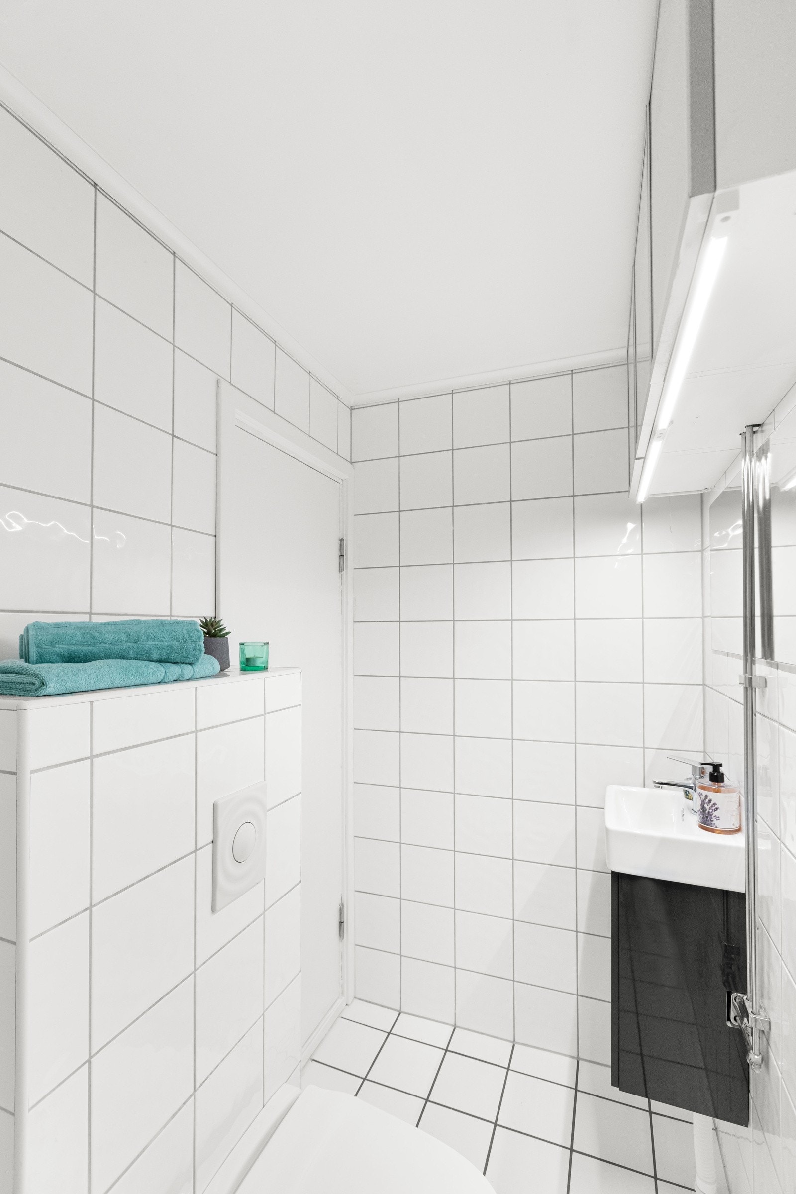 På badet er det varmekabler i gulv og opplegg for vaskemaskin. Galleribilde