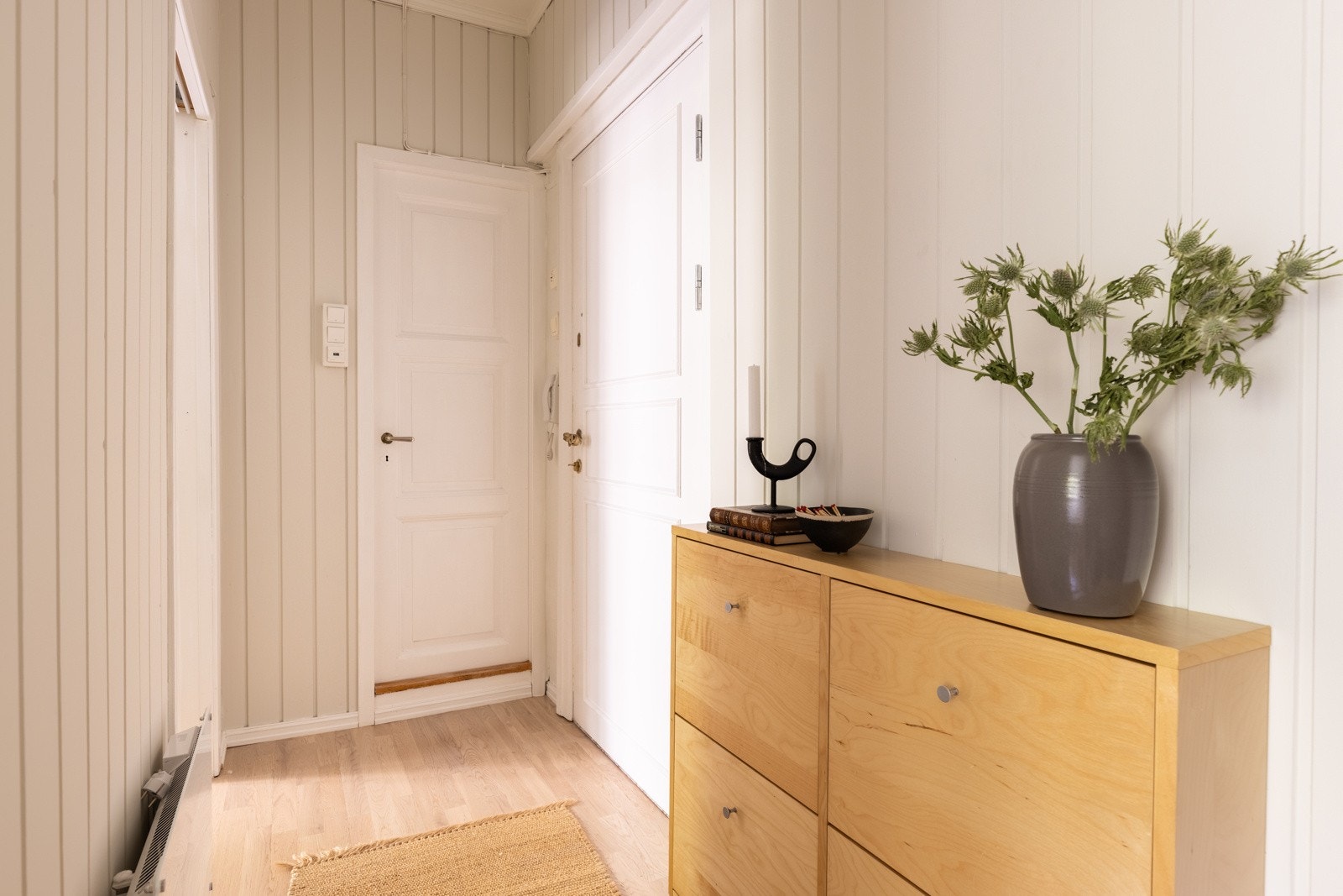 I tillegg disponeres en romslig bod i kjelleren + en på loftet. Galleribilde
