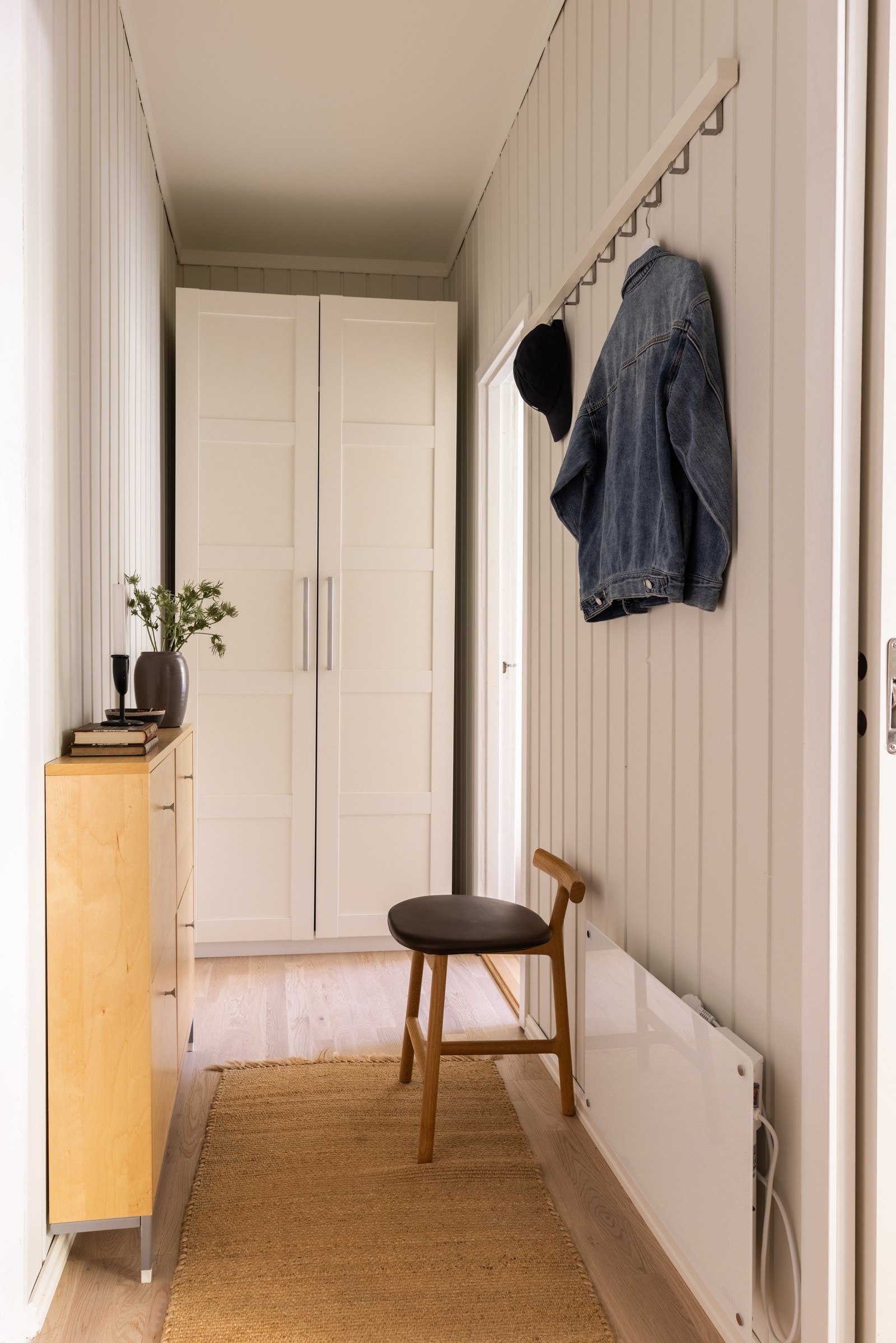 Entré med ytterligere garderobeskap og skoskap. Galleribilde