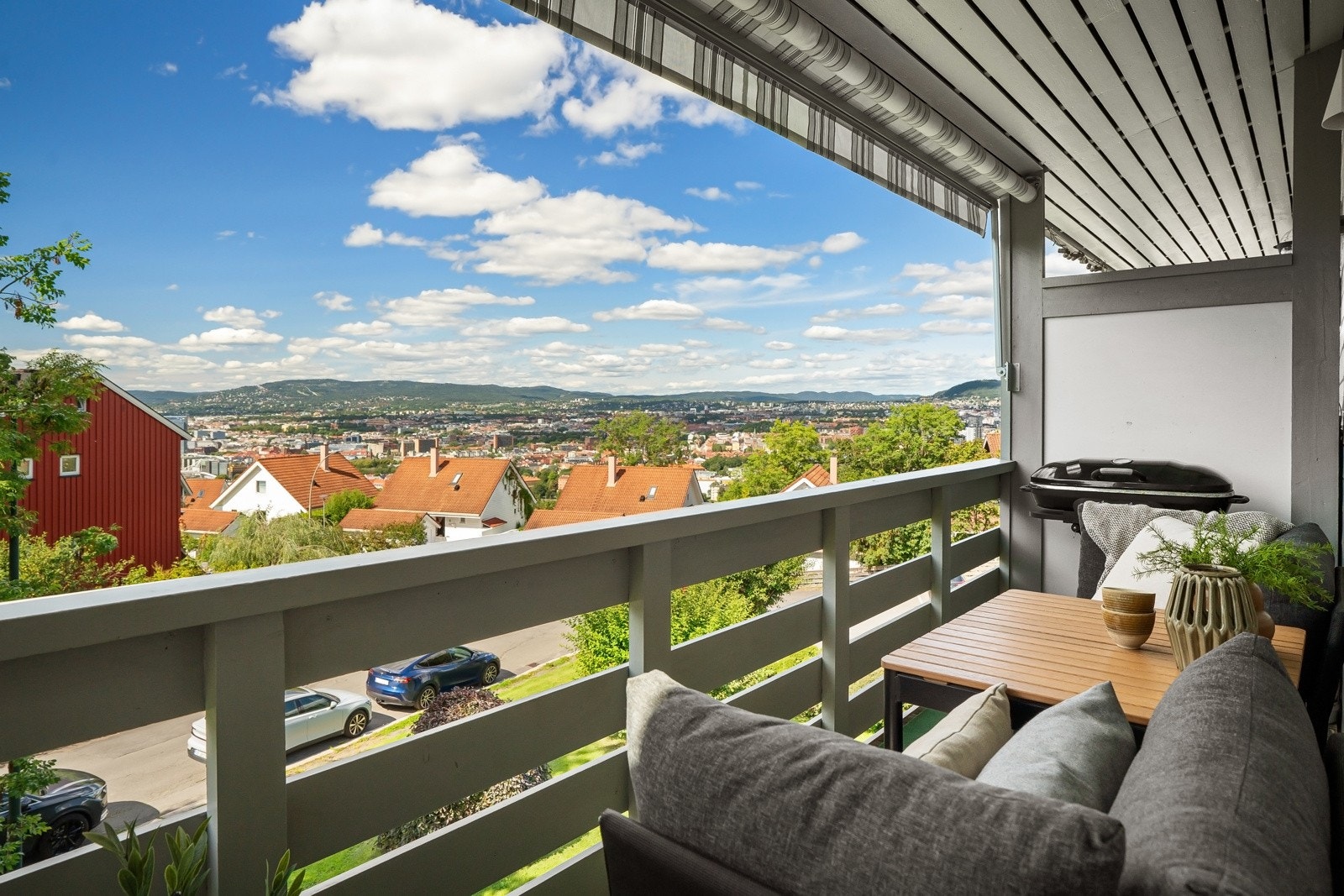 Leiligheten ligger luftig til i 2.etasje med vestvendt balkong med nydelige solforhold og flott utsikt over Oslo by Galleribilde