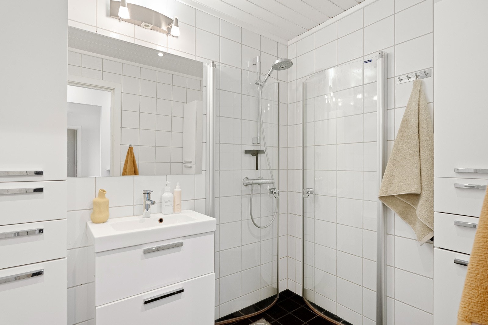 Baderom - modernisert med nye fliser i 2016 Galleribilde