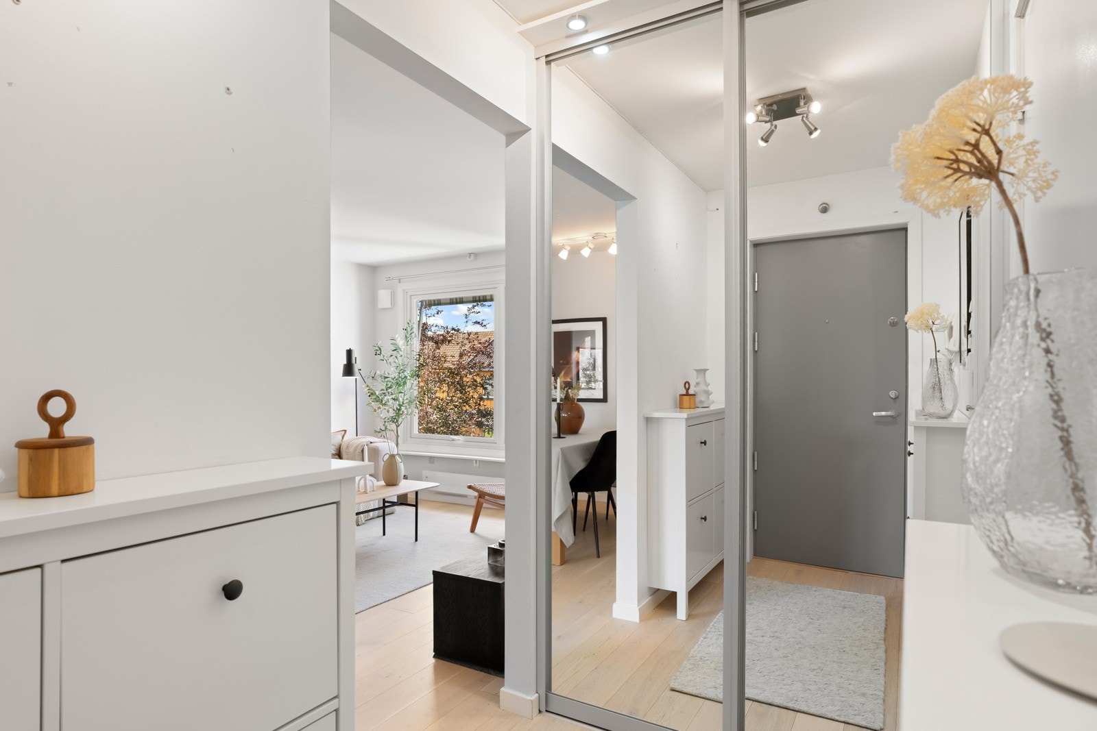 Gang/entré med skyvedørsgarderobe Galleribilde