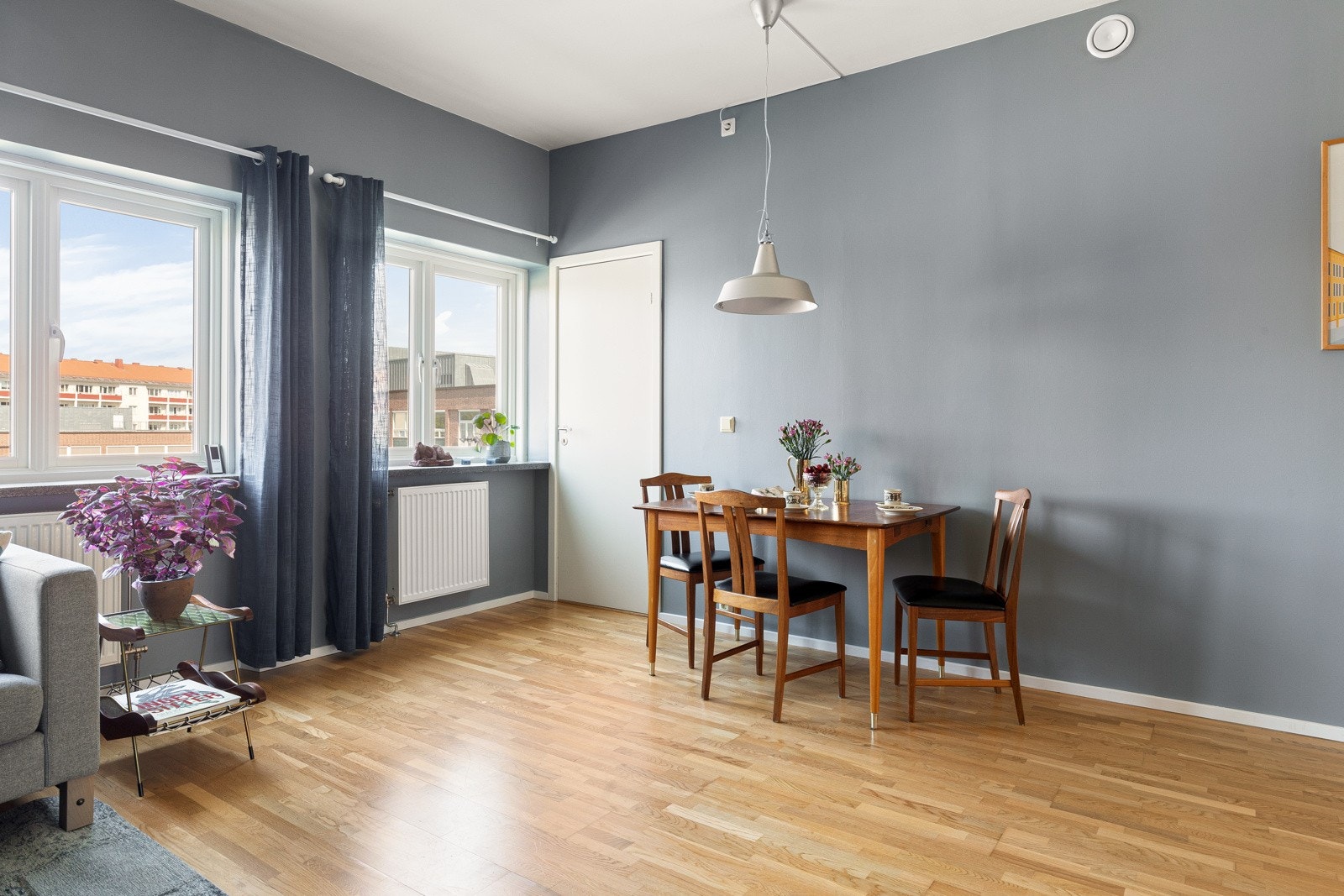 Stuen har store vindusflater som gir godt lysinnslipp og svært luftig utsyn. Galleribilde