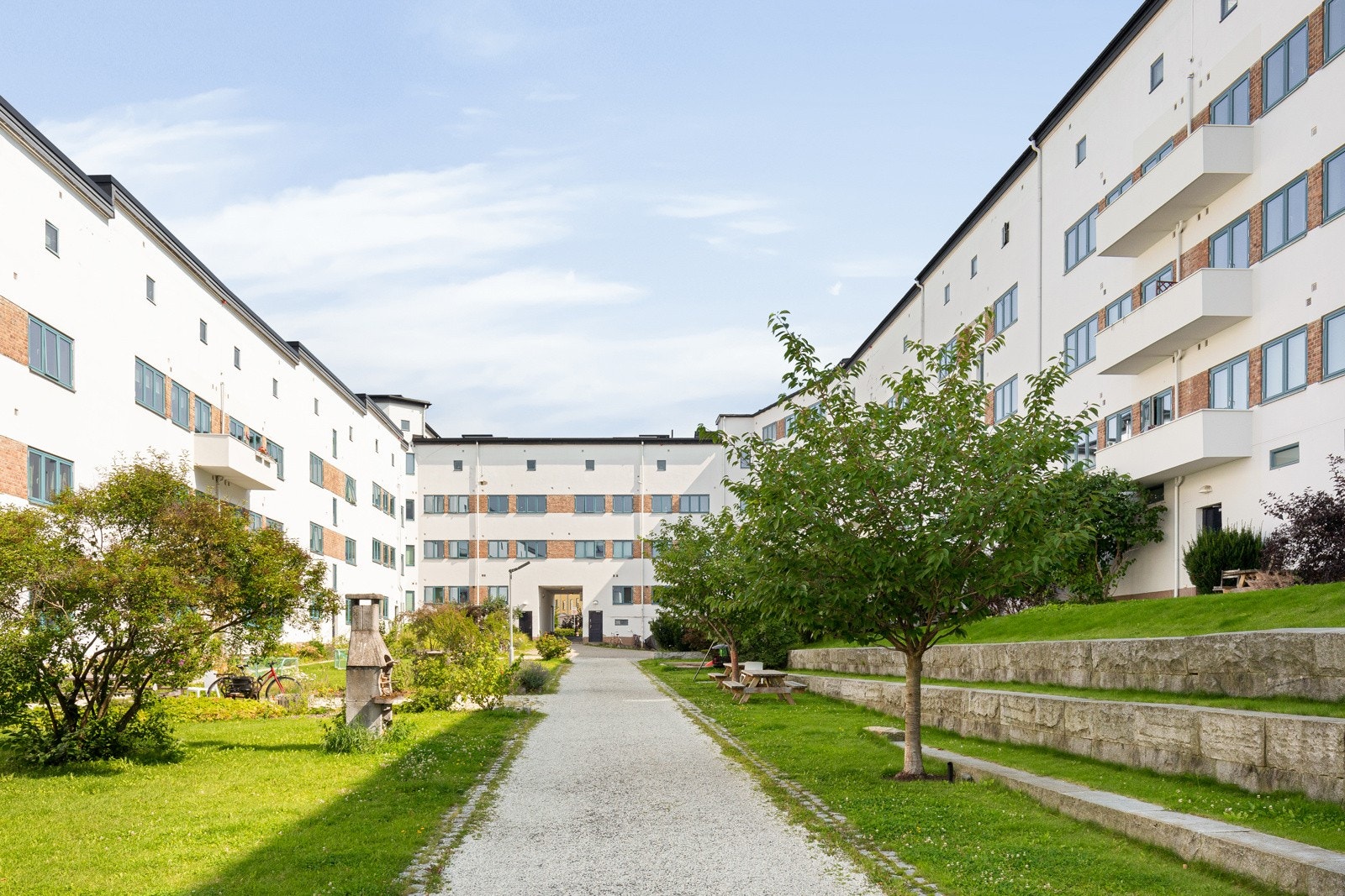Gårdsrommet er flott opparbeidet med gangarealer, gressplen, prydbusker og blomster. Galleribilde