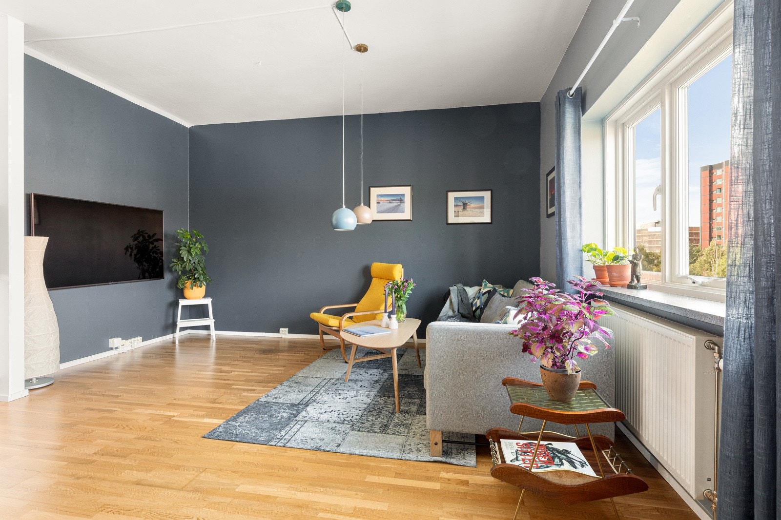 Flott stue med god plass til sofaseksjon, lesekrok, mediemøblement og spisestue. Galleribilde