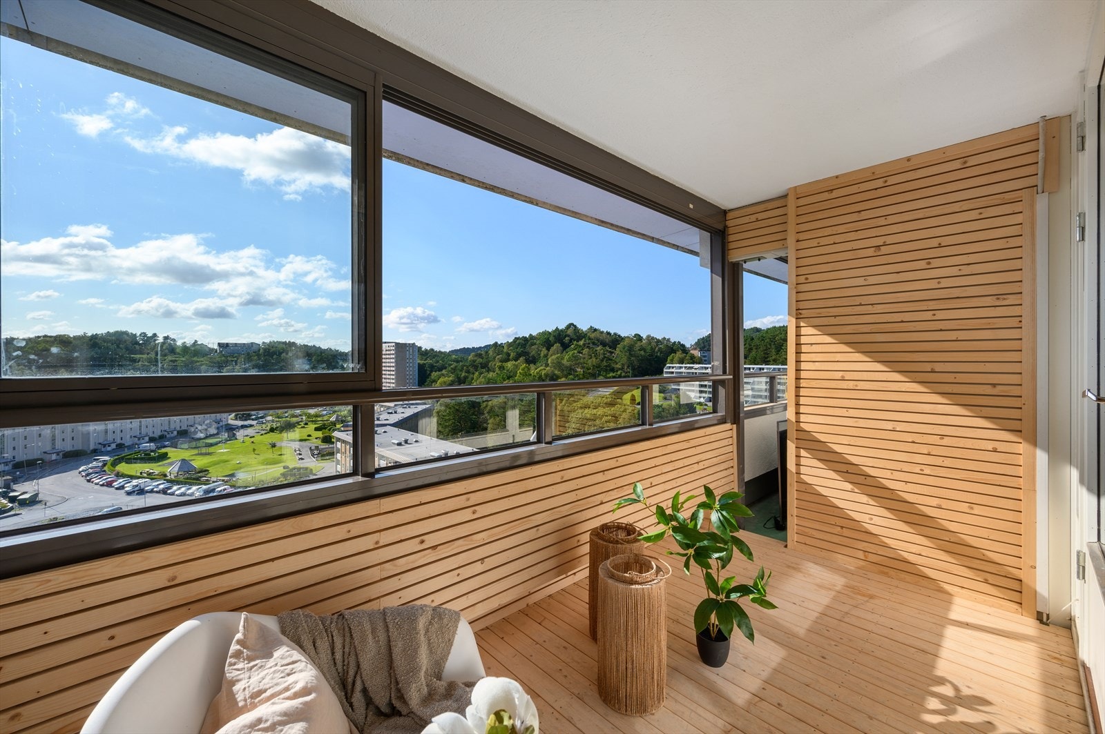På balkongen har man sol fra ca. 13.00-22.00 midtsommers. Balkongen er nylig oppusset med nye terrassebord og spiler på vegg. Galleribilde