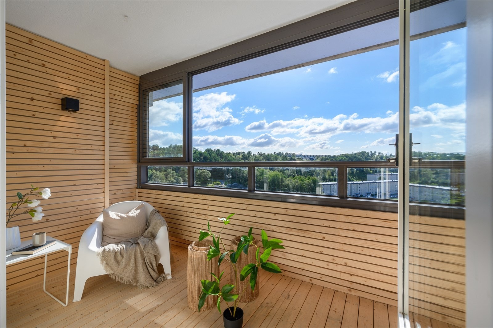 Det er montert belysning på vegg og LED-lys under vindu. Balkongen fungerer som en forlegning av stuen - her sitter man tørt hele året rundt. Galleribilde