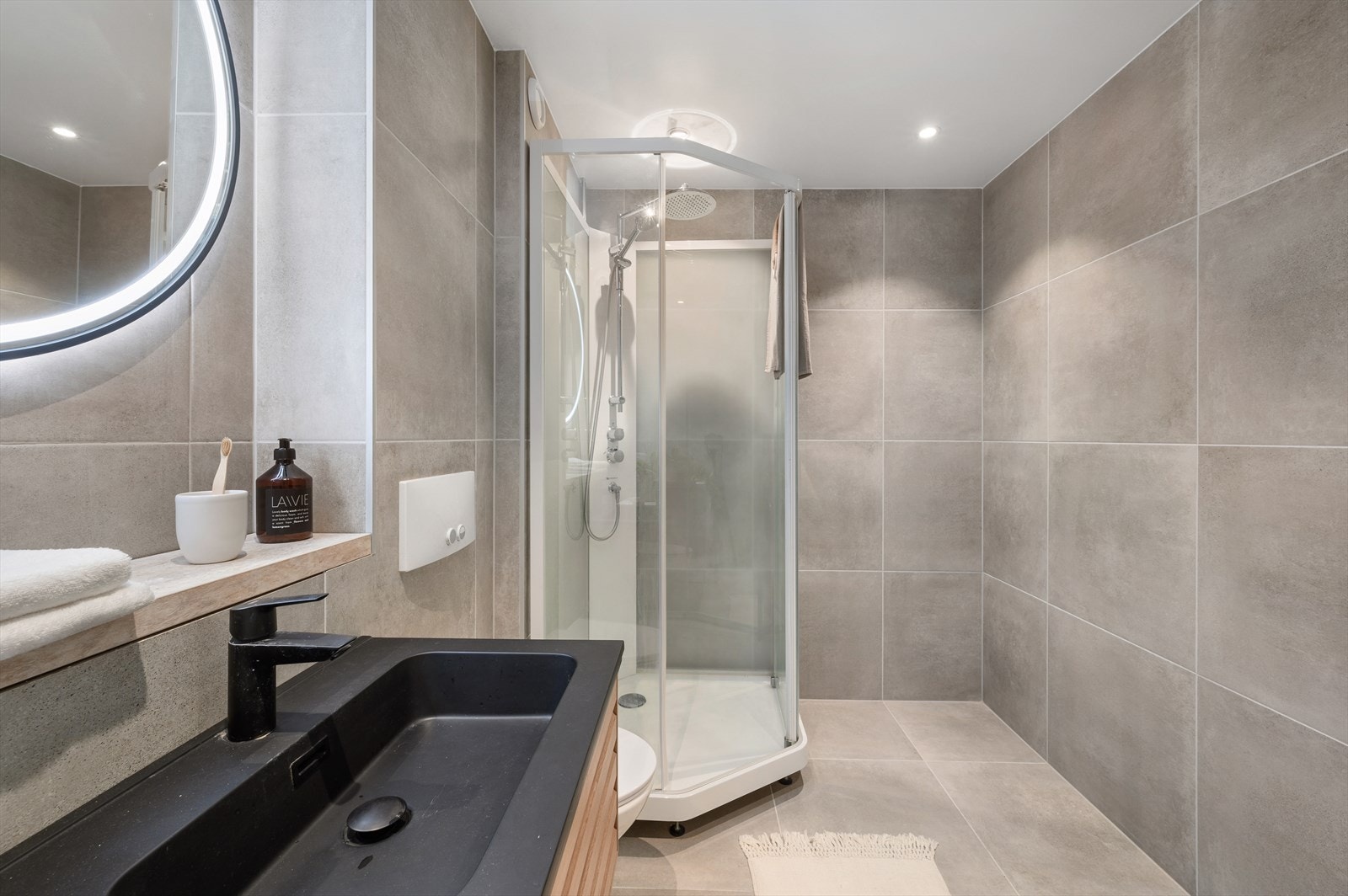 På badet er det mulig å innrede med garderobeskap for ekstra oppbevaring. Galleribilde