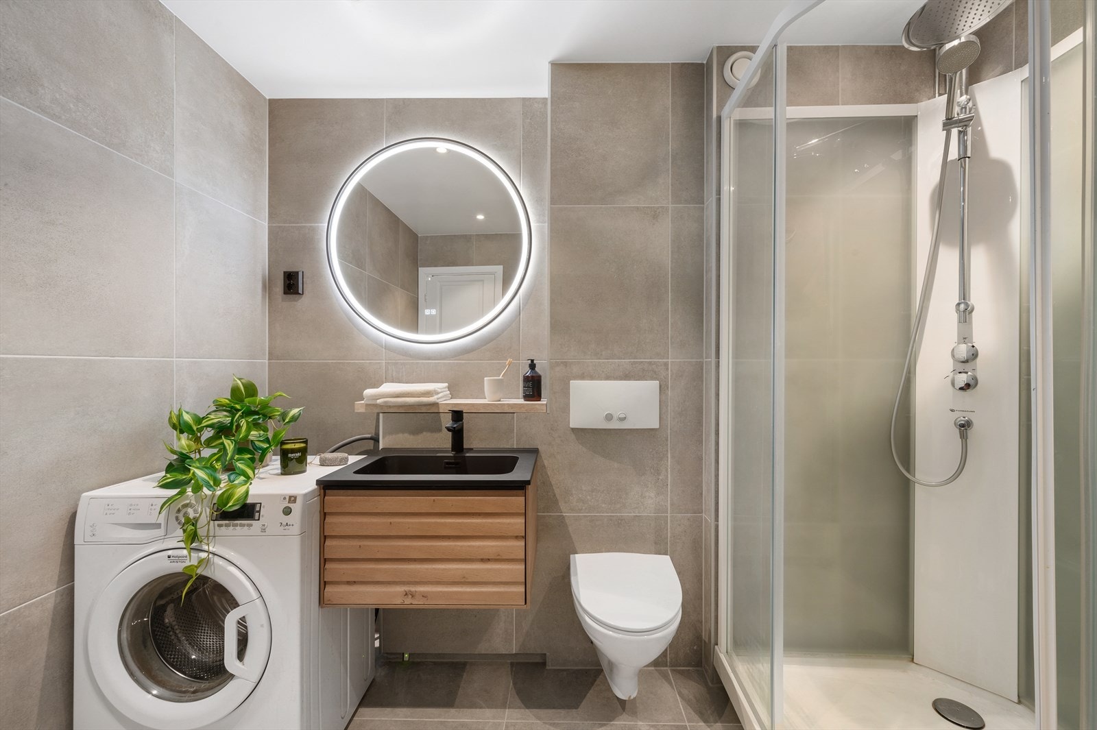 Delikat bad som ble oppgradert i 2024. Badet er moderne og for ekstra komfort er det utstyrt med downlights i tak og varmekabler i gulv (flis på flis) Galleribilde