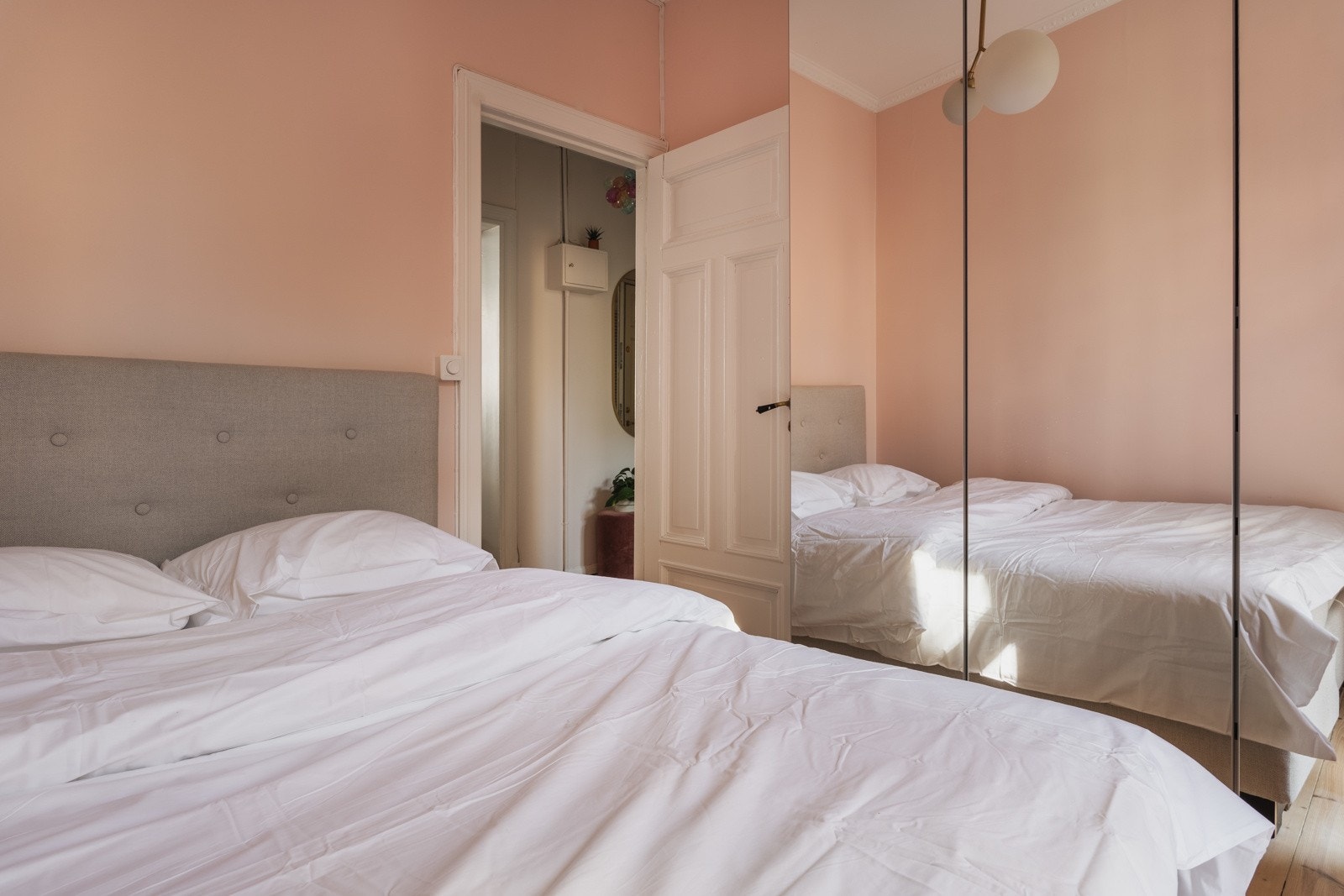 God plass til dobbeltseng og rikelig med oppbevaringplass. Galleribilde