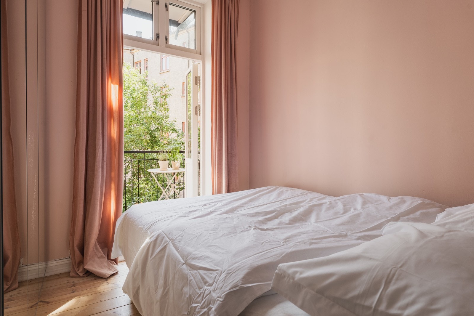 Svalt og romslig soverom vendt inn mot rolig gårdsrom. Galleribilde