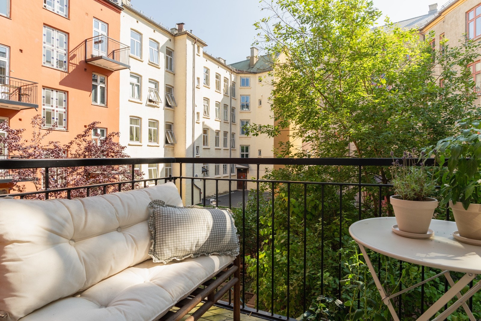 Solrik balkong med pent utsyn mot gårdsrom. Galleribilde