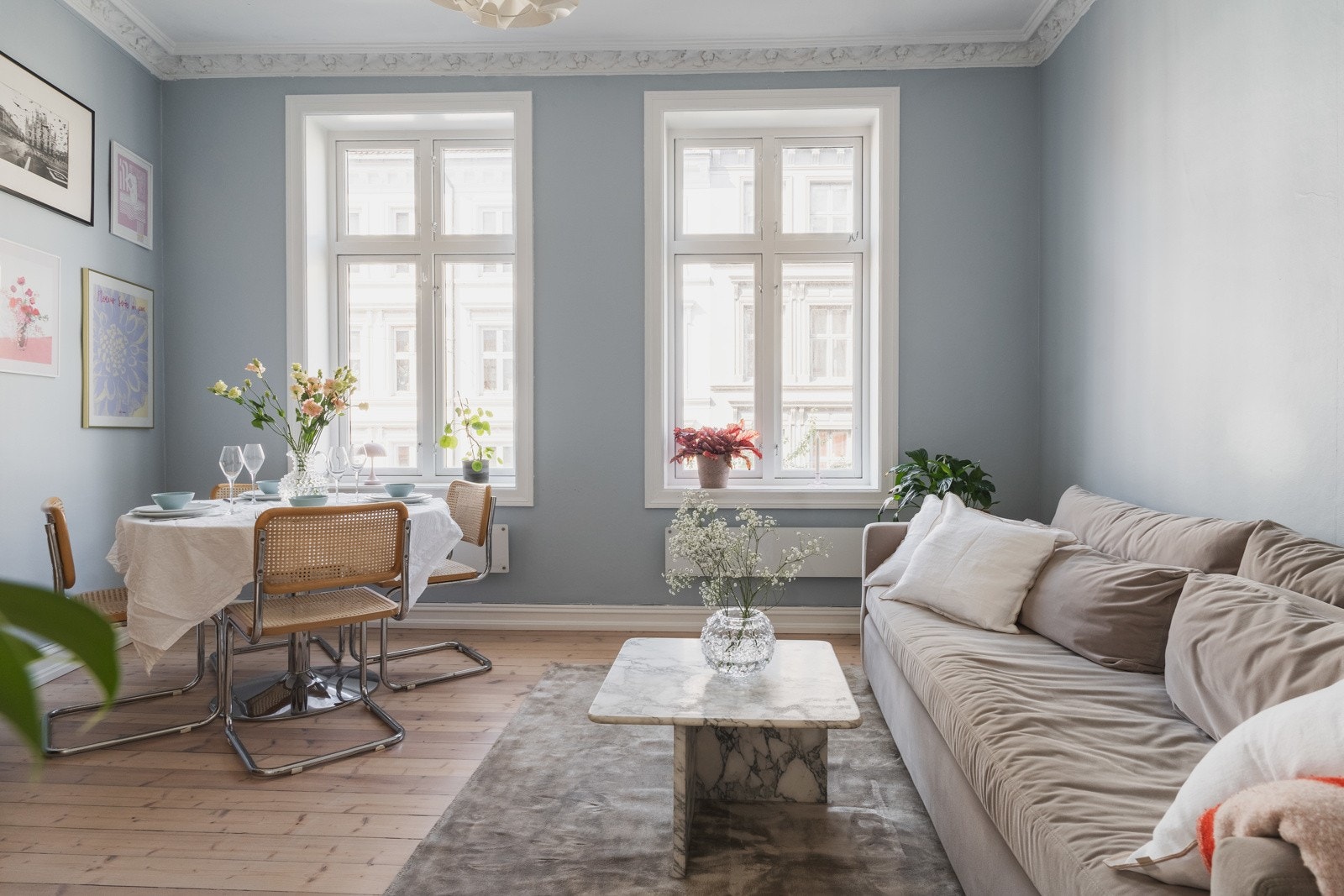 Meget innbydende stue med svært gode lysforhold fra store vindsflater. Galleribilde