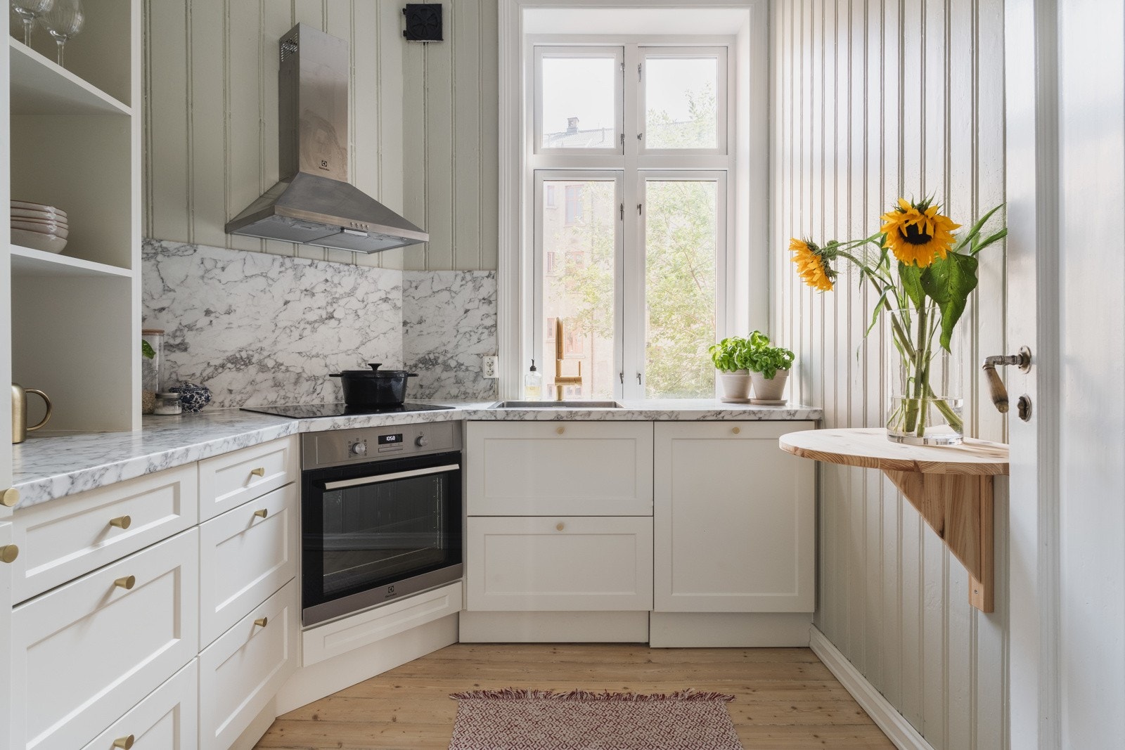 Separat, nytt og elegant kjøkken fra slutten av 2022 med flotte detaljer, integrerte hvitevarer og gode arbeidsforhold. Galleribilde