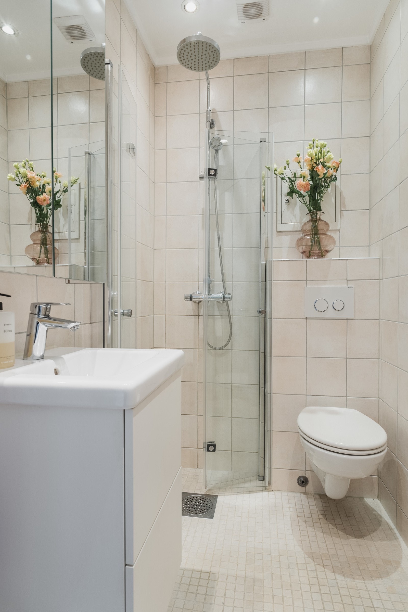 Dusjhjørne med pen regnfallsdusj med tilhørende hånddusj. Vegghengt klosett. Galleribilde