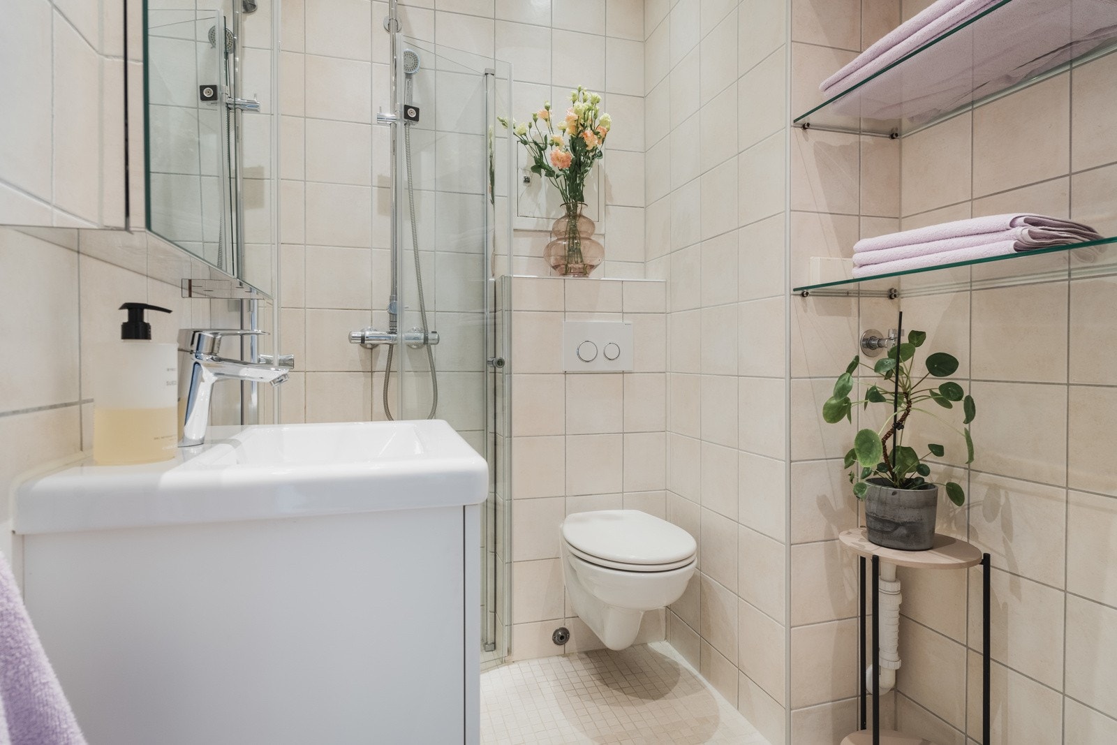 Baderom pusset opp i 2011 med flislagte overflater og varme i gulvet. Galleribilde