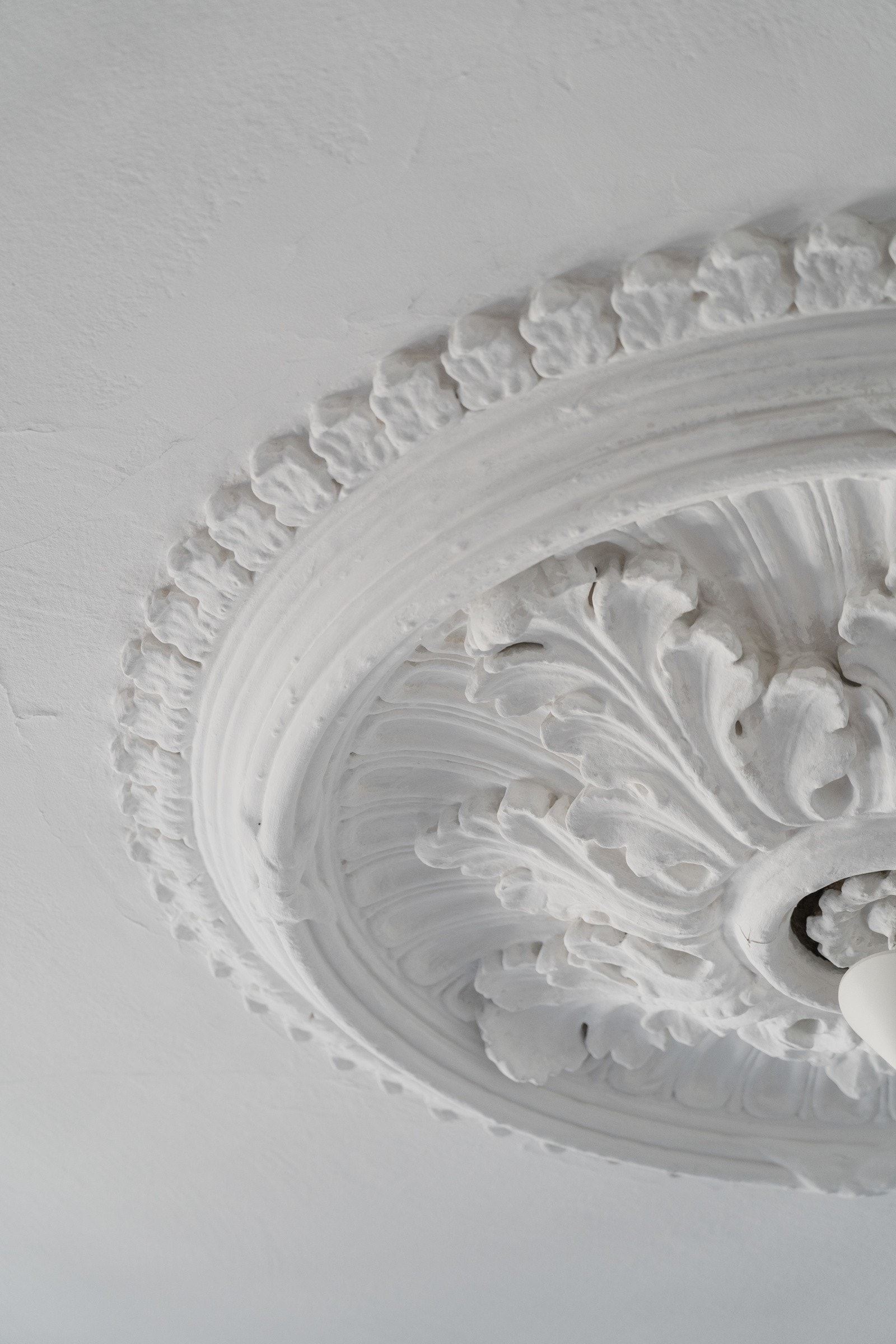 Velholdt rosett og stukkatur i stue og soverom. Galleribilde