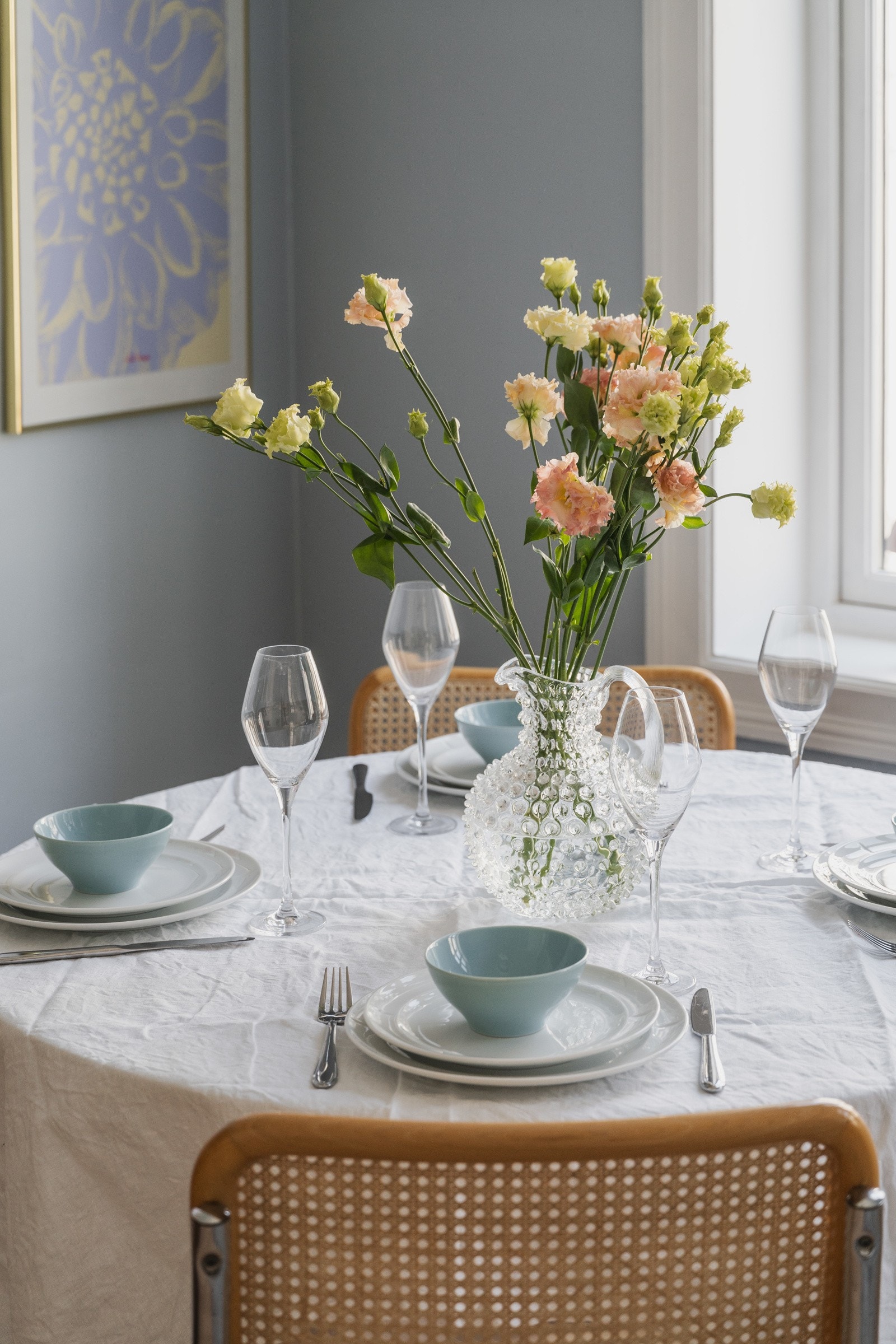 Velegnet plass til spisebordsgruppe ved vindusrekke. Galleribilde