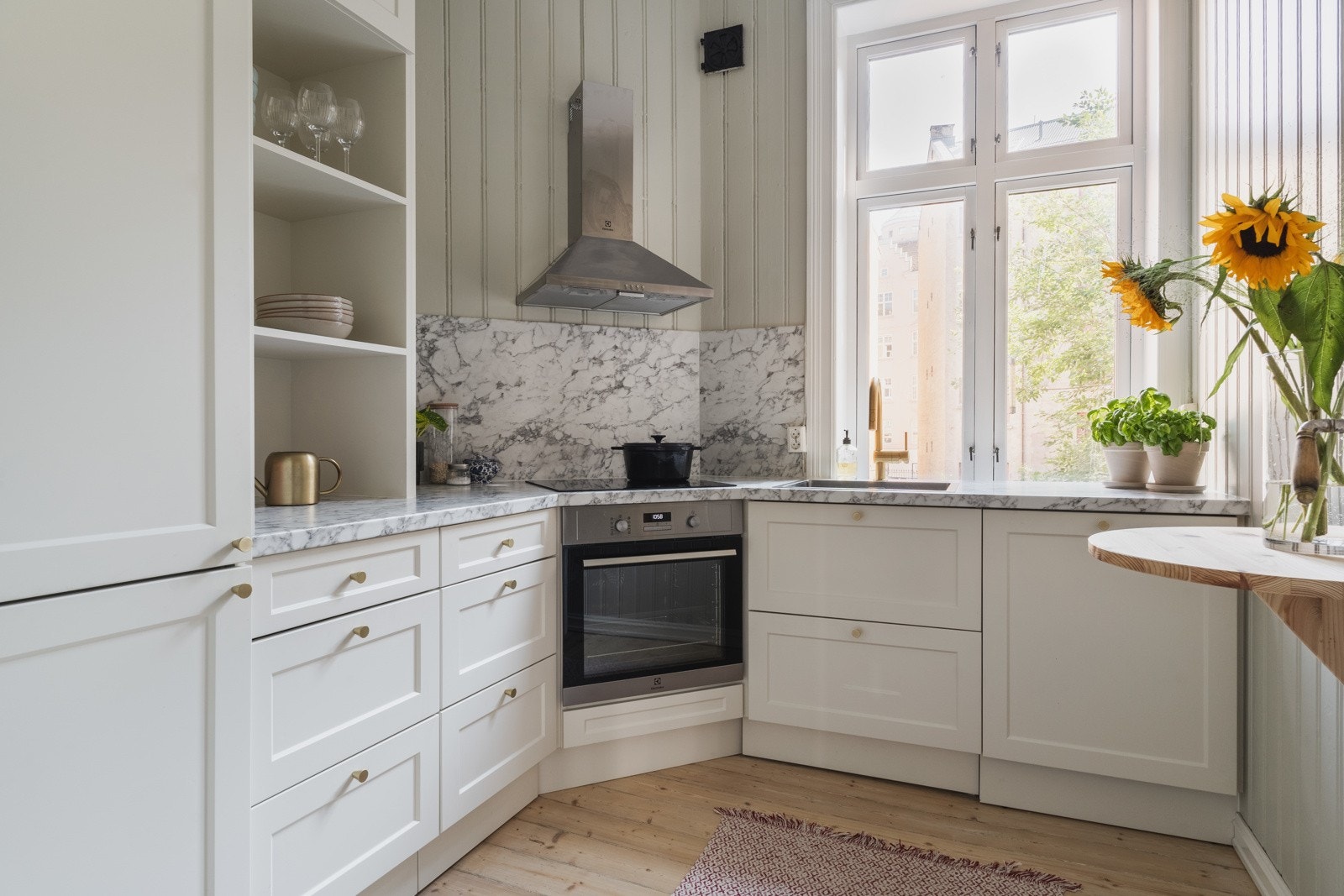 Det er integrert kjøl/fryseskap, oppvaskmaskin, stekeovn og induksjonstopp. Galleribilde