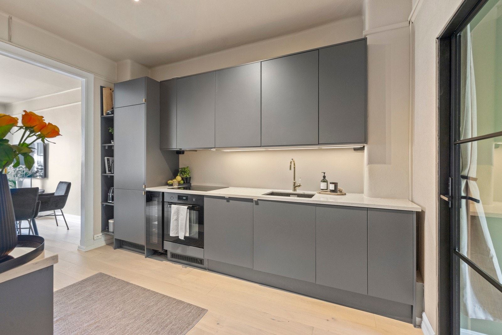 Mellom skap og benk er det belysning, og alle hvitevarer er integrert Galleribilde