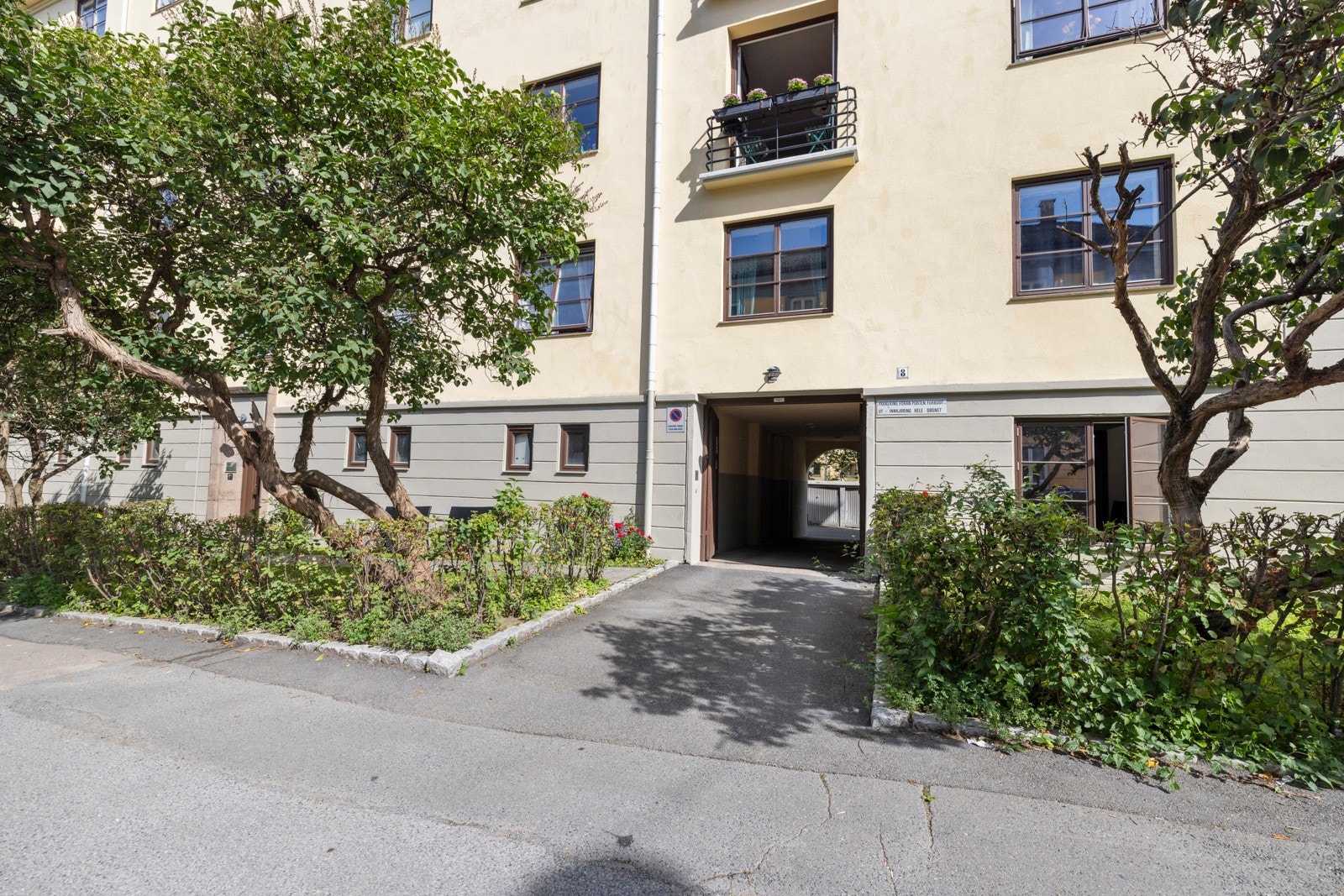 Leiligheten har adkomst via trapp fra felles gårdsrom Galleribilde