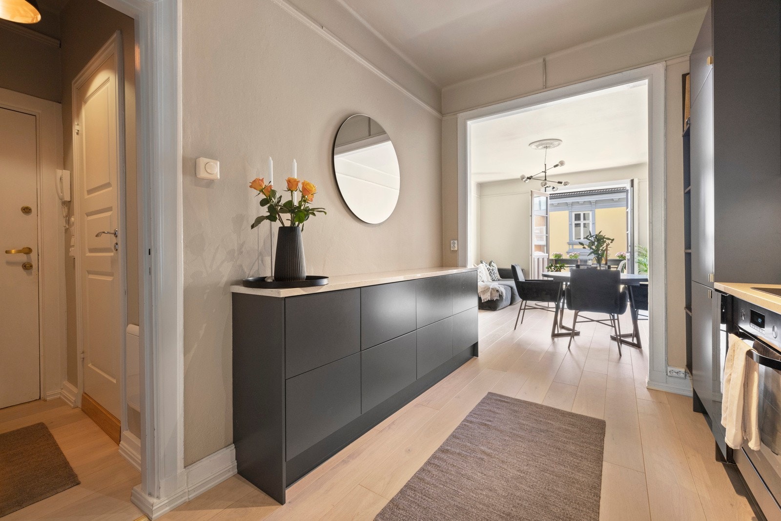 Gulvet består av enstavs, hvitpigmentert eikeparkett som flyter sømløst mellom stuene og kjøkkenet Galleribilde