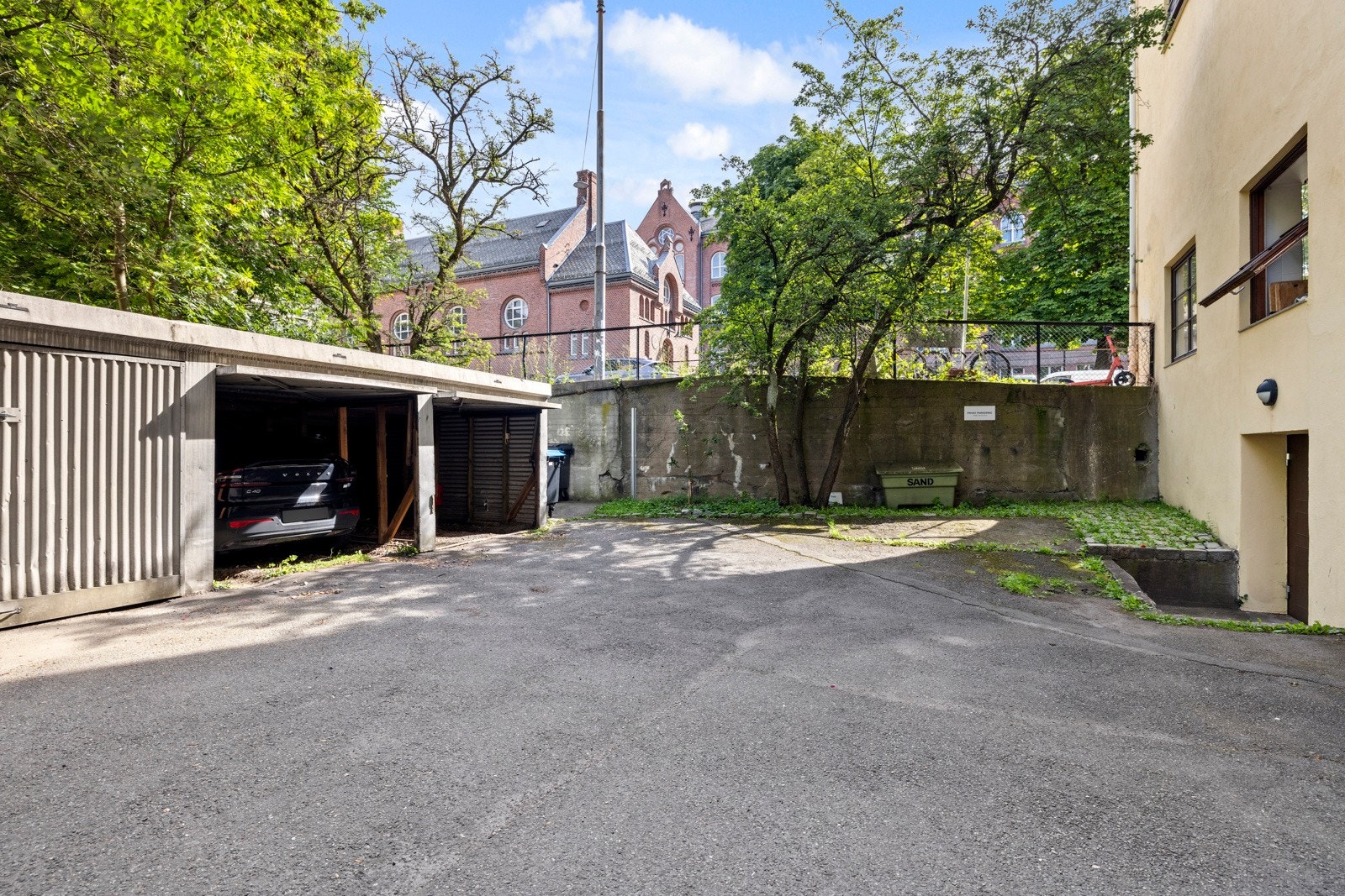 Om du har bil er det mulighet for leie av garasje i aksjelaget Galleribilde