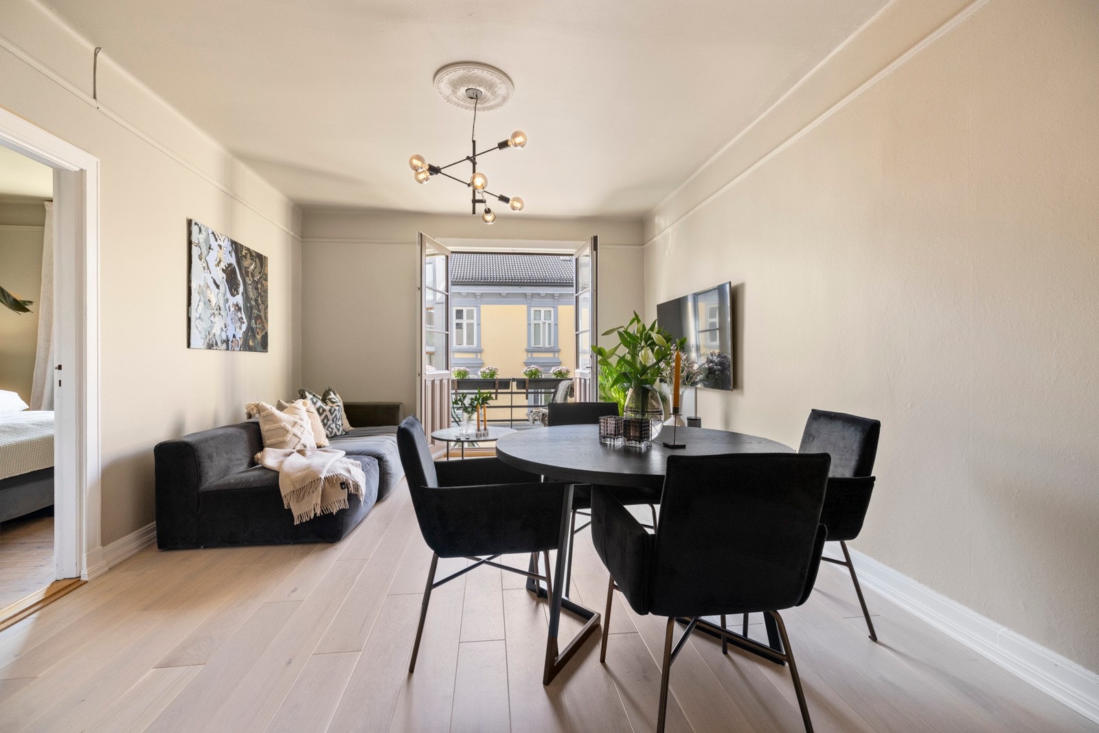 Velkommen til Eugenies gate 8C - en lekker 3-roms aksjeleilighet, i 2.etasje av et bygg fra 1929! Galleribilde