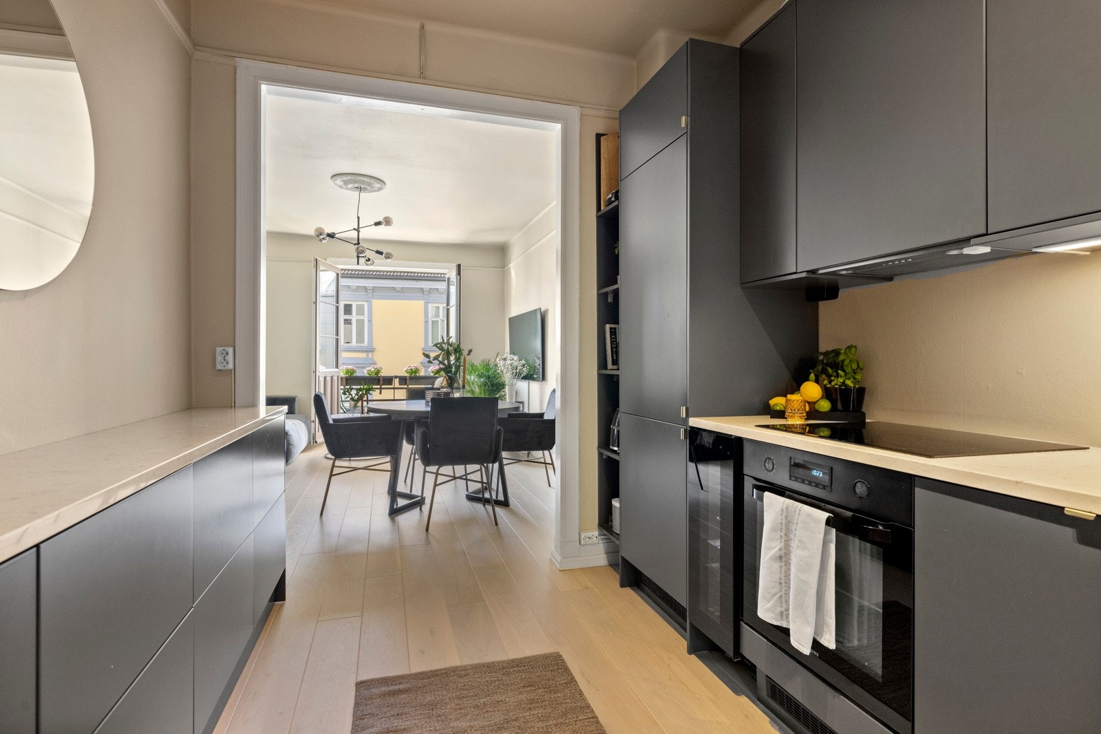 Hvitevarene består av koketopp, stekeovn, oppvaskmaskin, kjøl/frys, vinskap og ventilator med kullfilter Galleribilde