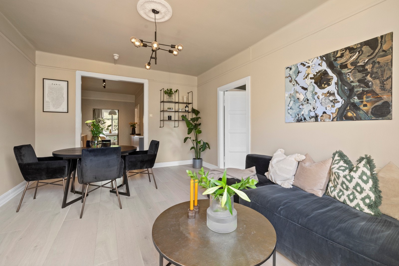 Allrommet har god plass til et spisebord hvor man kan samle familie og venner til hyggelig lag Galleribilde