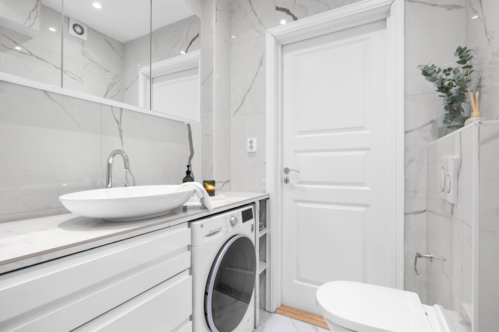 Himling er pent lyssatt med downlights og det er selvfølgelig gulvvarme Galleribilde