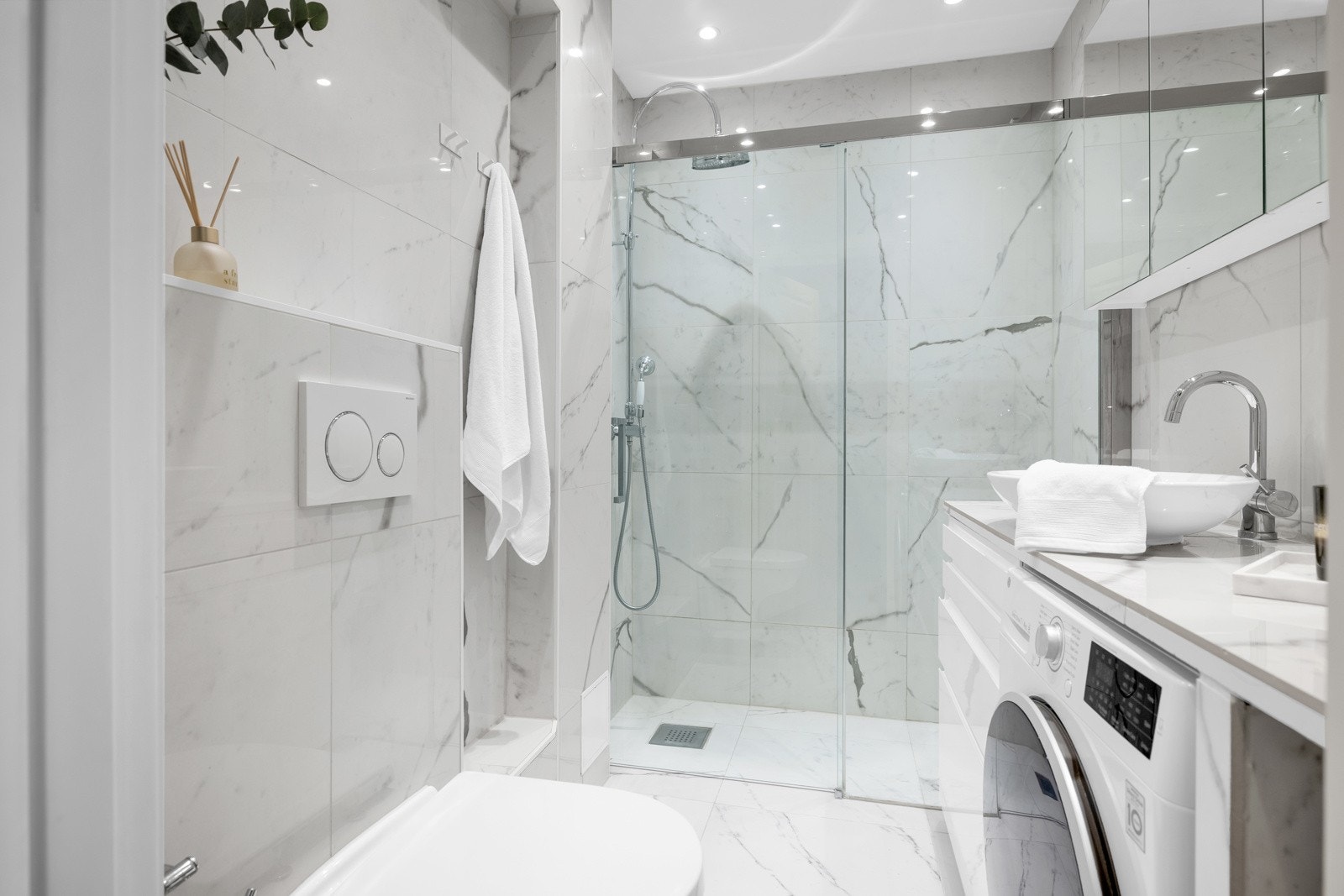 Baderommet var nytt i 2018 og har et elegant uttrykk med store, hvite marmorfliser på vegger og gulv Galleribilde