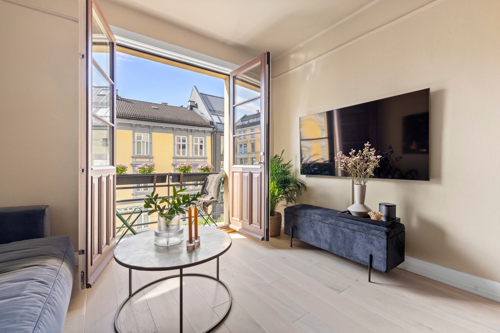 Stuen har plass til en hyggelig sofakrok med TV-møblement Galleribilde