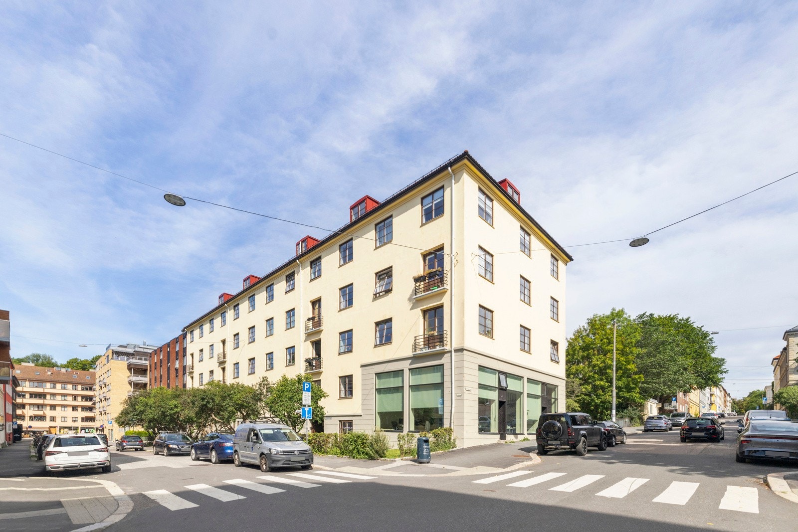 Leiligheten ligger i et populært og meget sentralt boligområde på Bislett i Oslo, mellom Stensparken og St Hanshaugen park Galleribilde