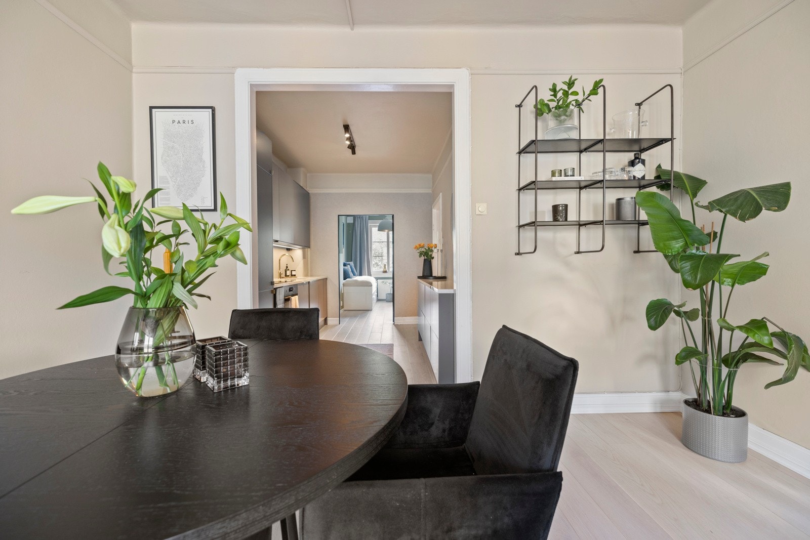 Selve kjøkkeninnredningen går parallelt i rommet og har en tidsriktig stil med glatte grå fronter Galleribilde