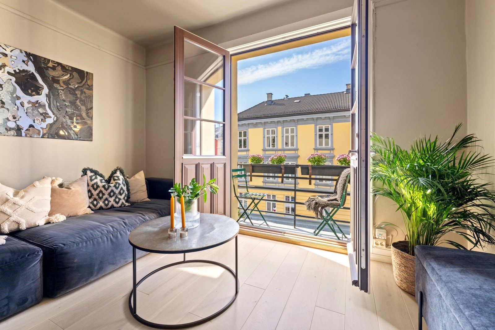 I stuen er det en tofløyet dør med glassfelt som vender ut mot sørvendt balkong Galleribilde